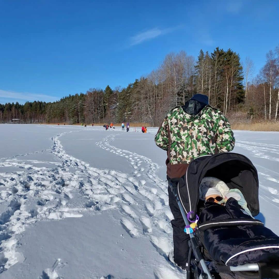 ミンナ・ニッカネンのインスタグラム：「Eilen sukupilkkikisassa koko perheen voimin. Palkitsemisista saatiin jälleen keskustelua 😀 mun sintillä ei tosin tarvinnu edes odottaa palkintoa 😁」