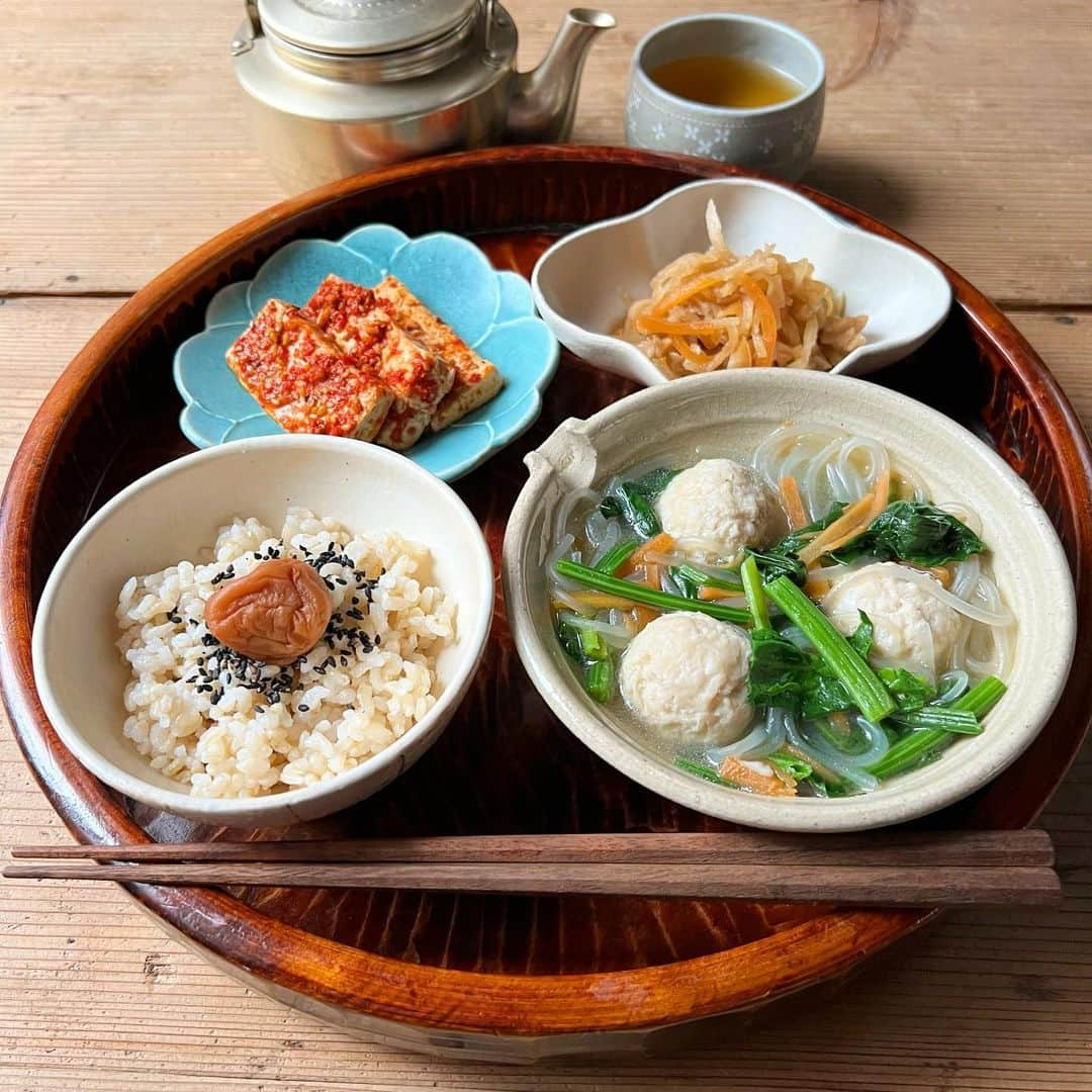 ひろσ(´～｀*)のインスタグラム：「☆ 🍴鶏団子とほうれん草の春雨スープ 🍴切り干し大根の煮物 🍴トゥブチョリム 🍴玄米ごはん ． ． 先日のお昼ごはんでこんにちは☺️ この日は鶏団子スープに 豆腐のピリ辛煮でした ． ． 今年は1日一回の鼻炎薬を 初めて買ったのですが 昨日は半日も持たずに 鼻炎が出てしまい 大変なことに😭 今日も鼻と喉が優れず ぐずぐずしています😞 来年からはまた 1日二回の薬に戻さないと💦 ． ． ・・・・・・・・・・・・・・・ #昼ごはん#常備菜#作り置き #つくりおき#ごはん#おうちごはん#手作りごはん#マカロニメイト#てづくりごはん365# お昼ごはん#からだにやさしいごはん #体に優しいごはん#うつわ好き#器好きな人とつながりたい #japanesefood #lunch #おひるごはん#おうちランチ#おうちカフェ#ひとりごはん #安福由美子#鶏団子#鶏団子スープ #豆腐#玄米&玄米ごはん」