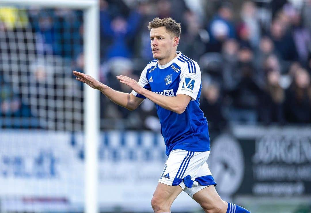 アルフレズ・フィンボガソンのインスタグラム：「What a beautiful day in Lyngby Stadium today 🌊💙🤍 #ligeglad」