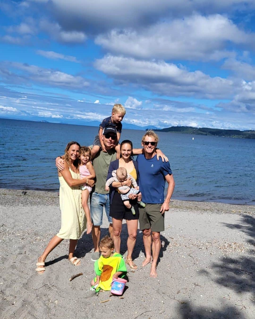 サラ・マイアーのインスタグラム：「New Zealand is a beautiful country, but it‘s the people that make our trip extra special. Huge thanks to the Plews family, @theplews for being the best coach for @janvberkel, @kate_plews and Bella & Jake for being our tourguides, playdates and co-cheer squad 🙌   See you in europe in our summer 😎  #thankful #friends #laketaupo #newzealand」