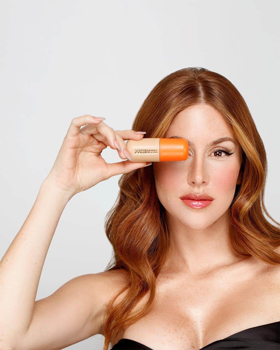 マリ・マリアのインスタグラム：「Top 3 produtos favoritos do mês 🧡 @marimariamakeup  Cover up 006  Nosso pincel triangular  3 diamond blander 💕」