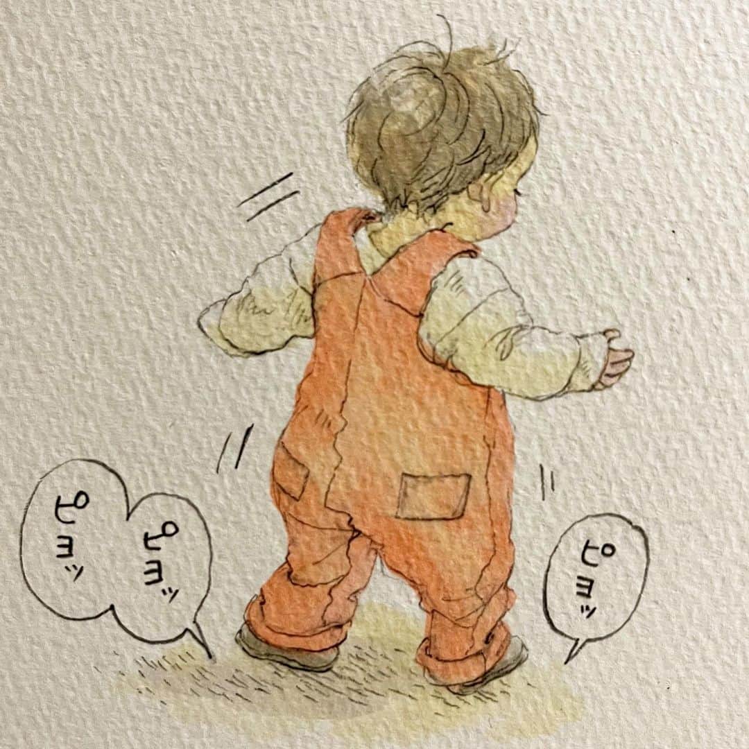 いとうさんのインスタグラム写真 - (いとうInstagram)「無人の公園に大喜びな一歳。  おしゃれな赤い服が３０分で泥だらけでした^_^  　#昨年友人のお家に誕生した赤ちゃんが　#小さいなぁ赤ちゃんだなぁと思っていたら　#ちょっと会わないうちにすくすく大きくなっていて　#先日一歳のお祝いに伺ったところ　#足を踏みしめるたびに音の出る靴をピヨピヨ言わせながら　#どうだい(｀・ω・´)という顔をしていました^_^  　#イトウハジメ #イラスト　#漫画」3月6日 6時48分 - itototoon