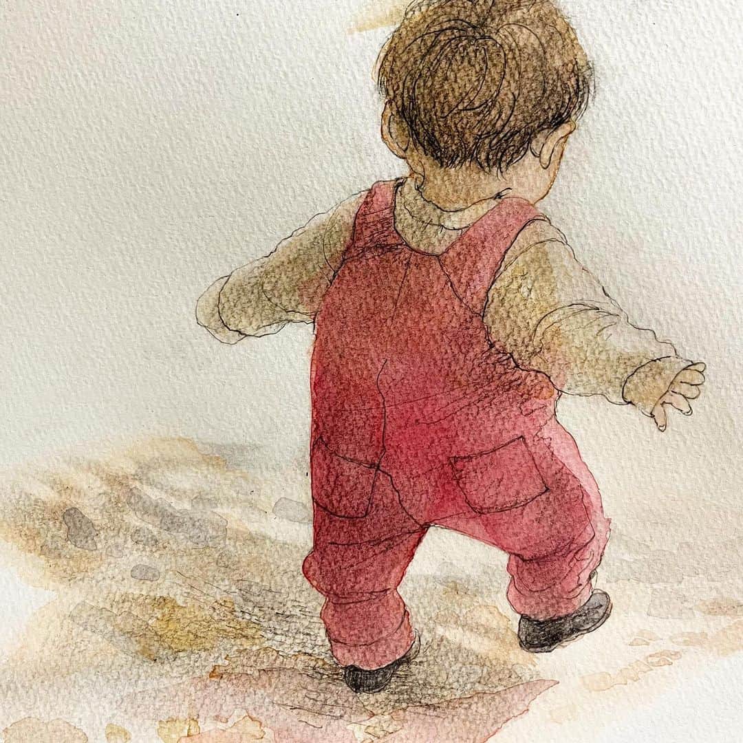いとうさんのインスタグラム写真 - (いとうInstagram)「無人の公園に大喜びな一歳。  おしゃれな赤い服が３０分で泥だらけでした^_^  　#昨年友人のお家に誕生した赤ちゃんが　#小さいなぁ赤ちゃんだなぁと思っていたら　#ちょっと会わないうちにすくすく大きくなっていて　#先日一歳のお祝いに伺ったところ　#足を踏みしめるたびに音の出る靴をピヨピヨ言わせながら　#どうだい(｀・ω・´)という顔をしていました^_^  　#イトウハジメ #イラスト　#漫画」3月6日 6時48分 - itototoon