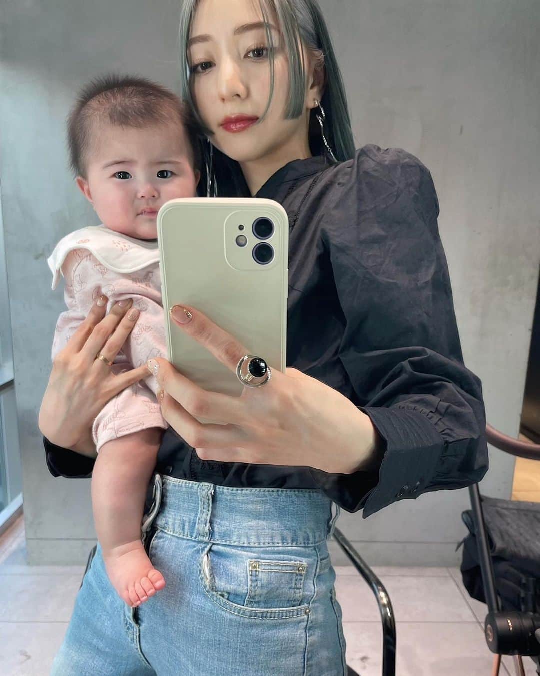 松尾 瞳のインスタグラム：「母とチビミ🫶🏻 娘、なんとも言えない顔してるね笑  昨日で7ヶ月になったんだよぉ おめでとう🌱🌱🌱🌱🌱🌱🌱  珍しく朝投稿でございました  #ポンタとチビミ #母と娘 #女の子ベビー #女の子ママ #2児のママ #令和4年ベビー #生後7ヶ月 #0歳 #2歳差兄妹」