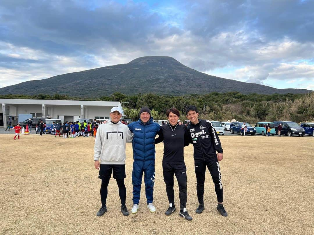 水内猛さんのインスタグラム写真 - (水内猛Instagram)「八丈島でサッカー教室⚽️この後に八丈島を満喫🥢🍺また来まーす🫡 #八丈島 #八丈富士 #サッカー教室 #桜井直人 #酒井友之 #太田吉彰」3月6日 8時02分 - takeshimizuuchi