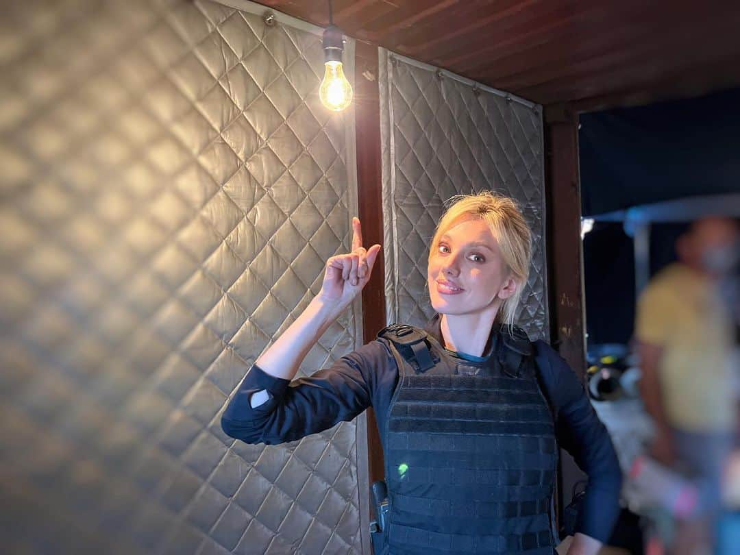 バール・パリーのインスタグラム：「I have a brilliant idea💡! You, me + the cast of #NCISLA, meet tonight, 10/9c on CBS.   Bonus fact- this ep. is directed by @danielaruah !!! the ultimate rockstar woman crush 🤘🙌  Bonus Visuals- some behind the scenes photos I found, scrolling down memory lane in my phone 🥹」