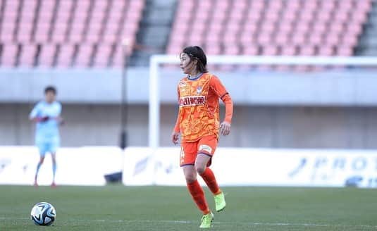 のインスタグラム：「. . . 後期リーグが始まりました⚽️ . vs浦和レッズレディース 1-2⚫︎ . . 悔しい敗戦でしたが 次に繋がるゲームだったと思います。 今週も試合があります！ 頑張ります🔥 . . 応援ありがとうございました🦢 . . #weリーグ #albirex #4枚目は大好きな菅澤選手 #会えて嬉し過ぎた #優しくていじってくる人 #みんなに会えて嬉ぴ」