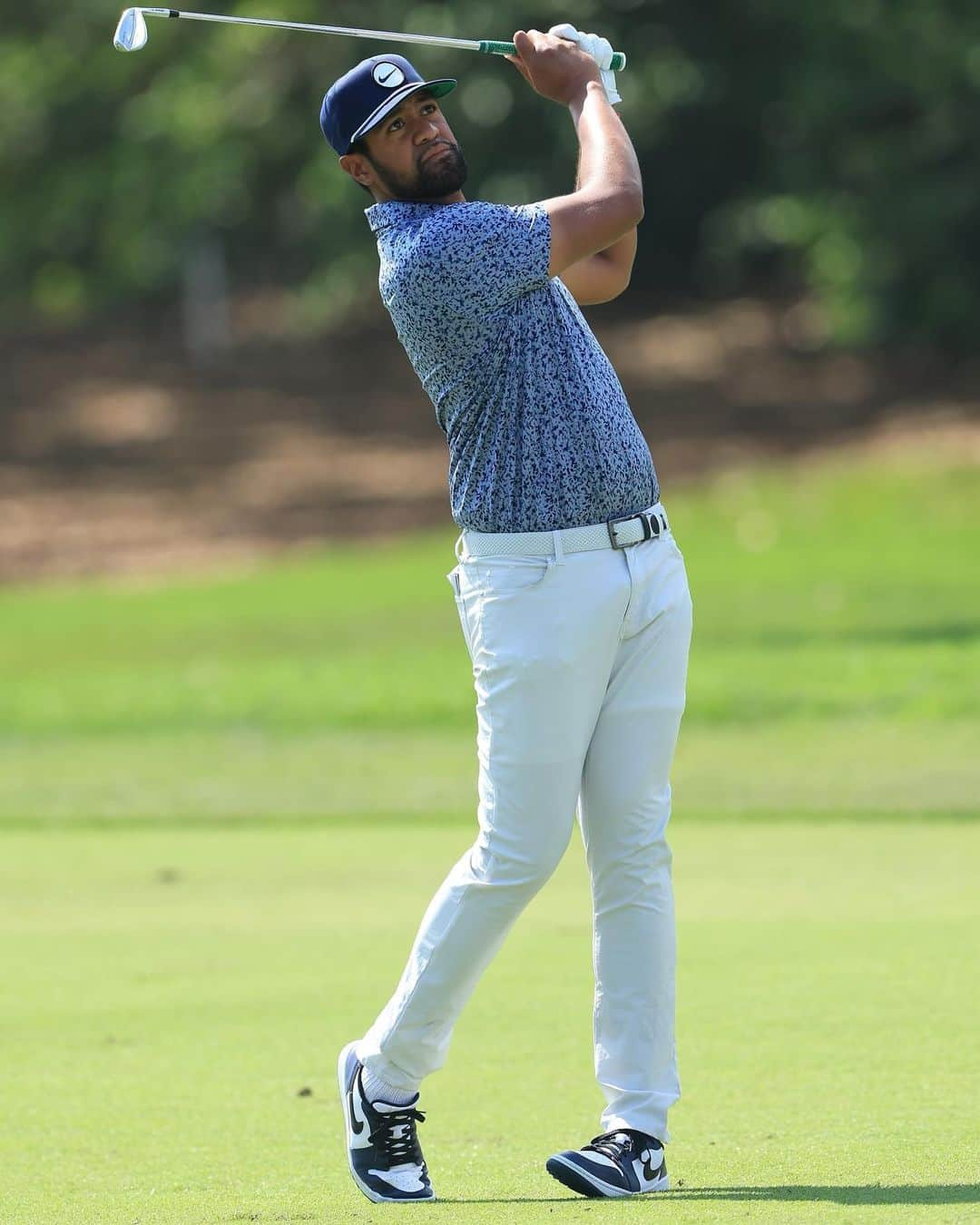 トニー・フィナウのインスタグラム：「What a test Bay Hill was this week. Thanks for all the support from the fans and volunteers! I heard yall and appreciate the love 👊🏾 @apinv top class event. We miss the King but his presence was definitely felt 👑」