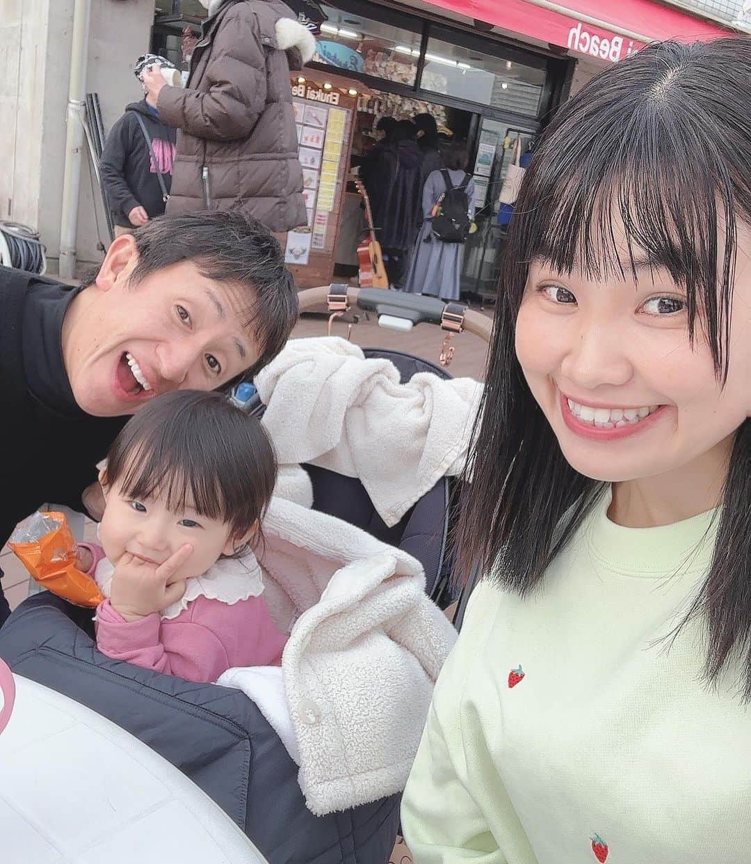 真麻のインスタグラム：「写真は過去picで@お台場海浜公園🌊🏖とある天気の良き日に、珍しく旦那が行くか！って急遽出かけた時の😂私は安定にすっぴんだったけどʬʬʬ最近、夜飲みに行く時くらいしかメイクしない🤣 ✩.*˚ 海が久しぶりな娘、撮影のために1人で立つものの…最後は抱っこ〜って手を伸ばしてくるやつ🤪海は気になるけど、裸足にしてみたら怖くなったか嫌がってた💦今年の夏は2歳になるけど、海やプールは結構楽しめるかなぁ？ ✩.*˚ 最近、息子と会う機会が増えてるから娘もついに「にぃに」を覚え、写真を見ては「にぃに！」って言うし昨夜寝る前もにぃにの写真見たいって要求された(笑)これからお兄ちゃん愛に期待かな💕息子も可愛くてたまらないのか、お菓子何が好きなの？って聞いてきて幼児用クッキーを買ってきてくれたり😘17歳差なりに、2人が仲良く近くなってくれたら嬉しいな‪🫶🏻 ✩.*˚ 1歳7ヶ月になり、1歳半過ぎて色んな物の名前覚えたり、今だとトーマスにハマって図鑑見てるから謎にゴードン好きで(笑)「ごーごん！」って力強く言うのが可愛すぎ👼💗トーマスは「とーと！」気付かないうちにキャラクター覚えてるし、昨日100玉そろばんしてたら色の認識もいつの間にかしてて💦ピンク、青、緑、赤は聞いたら指させた👏ひらがな、アルファベット、漢字もやってるから近々それも覚えてアウトプットするかな〜って楽しみ✨ちなみにとあるアイドルも2人は顔覚えて名前何となく言えて笑える(*´艸`)ママの好きな事も一緒にハマってくれるかな？野球も観に行くし、選手も覚えそうだね(笑)2歳に向けての成長が益々楽しみな最近🥰 ✩.*˚ #1歳7ヶ月 #令和3年8月ベビー #もう赤ちゃんじゃないのかな #永遠に私の赤ちゃん #17歳差の妹 #大学受験生の母 #お台場海浜公園 #家族デート #結婚2年目 #間もなく結婚記念日」