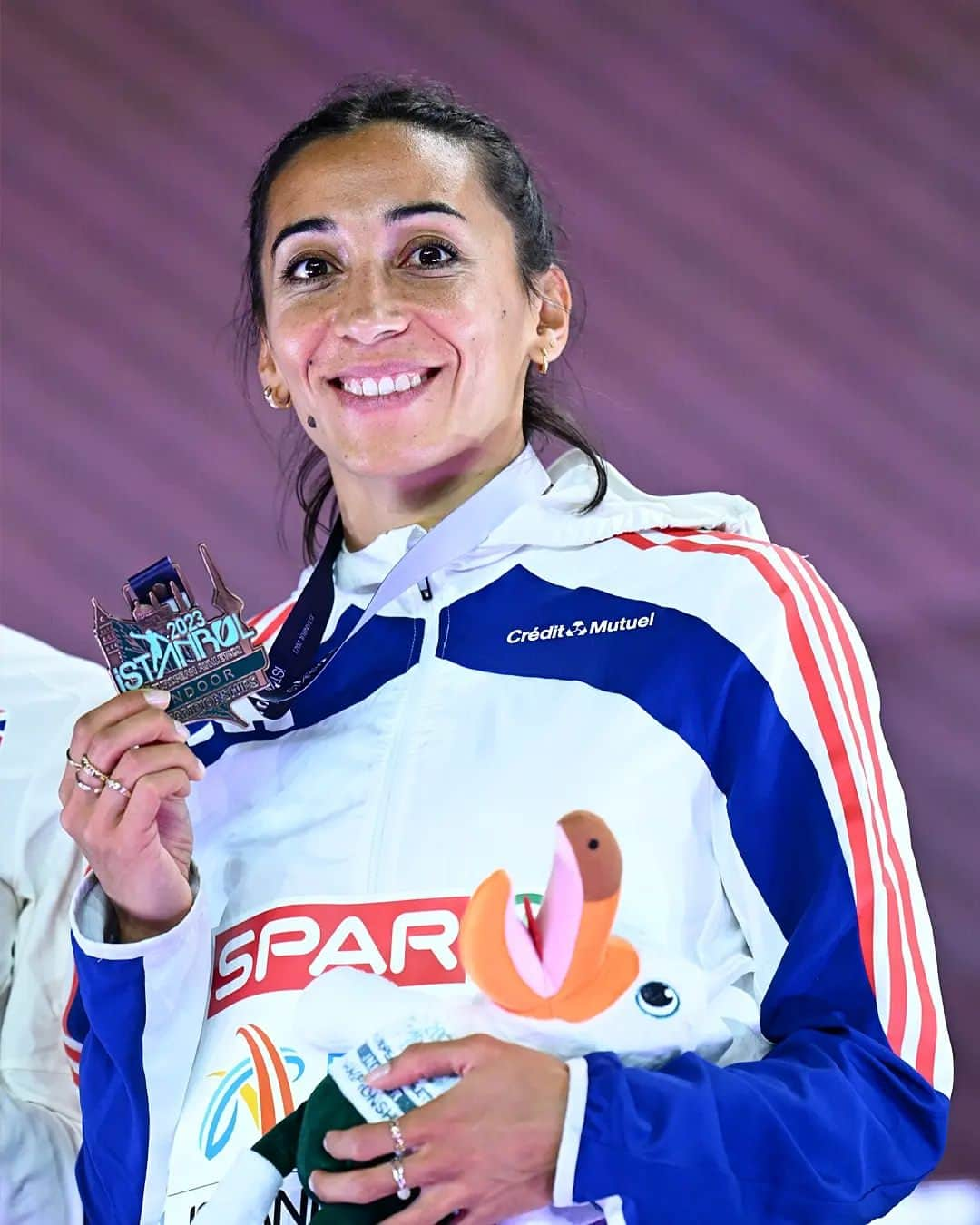 アニエス・ラーロライのインスタグラム：「🥉 Sur le podium européen du 800 m, neuf ans après sa mythique première médaille d’or avec le 4x400 m à Zurich ! Quel parcours ! . 🇫🇷 Agnès Raharolahy a arraché le bronze sur 800 m en 2’00’’85 à #Istanbul2023. . 👉 SWIPEZ pour découvrir ses impressions. . 📷 @stephanekempinaire / KMSP / @ffathletisme 🎥 @ffathletisme 📢 #FFA #athle #athlé #athletisme #athlétisme #trackandfield #athletics #atletismo」