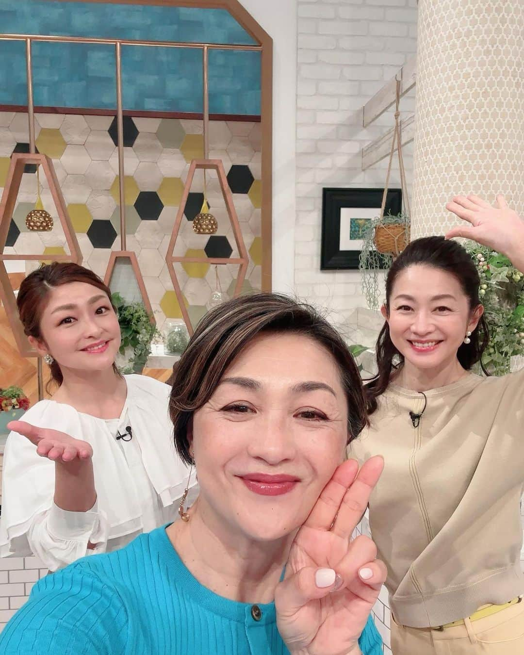 香坂みゆきさんのインスタグラム写真 - (香坂みゆきInstagram)「なないろ日和❣️ 表情筋を鍛えましょ❗️ マスクももうしなくて良くなるしね〜  #なないろ日和  #テレビ東京  #bsテレ東  #表情筋  #笑顔  #❤️  @norikoyamauchi23  @umitsuki_masami」3月6日 9時05分 - miyuky__way