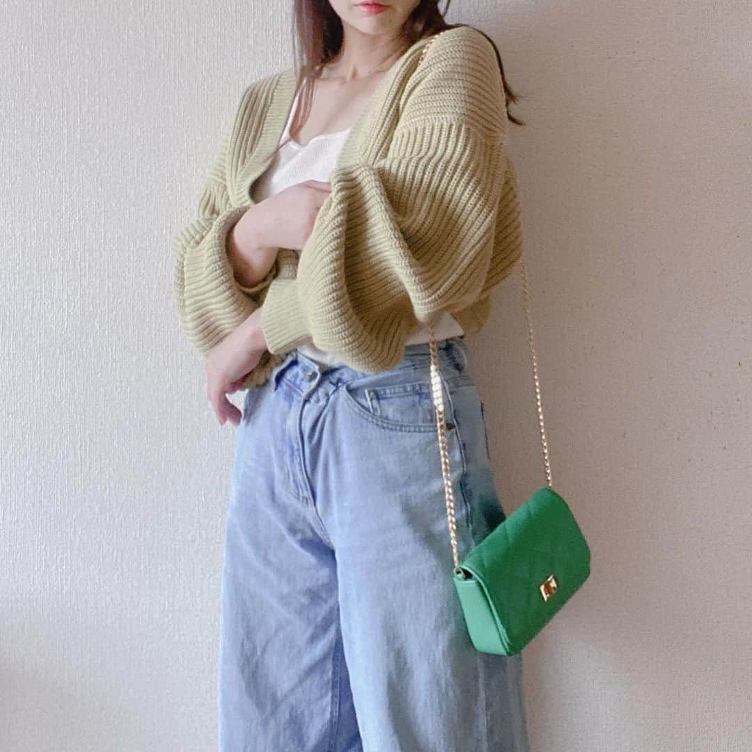 aitama_pfのインスタグラム：「ᙏ̤̫ ❤︎  🅒🅞🅞🅡🅓🅘🅝🅐🅣🅔 @wego_official  #畔編みニットボレロ /size L /green  リブニットタンクの季節になりました🌸 キャミやタンクにニット合わせるのって なんでこんなに可愛いんだろう🤔  今日は息子の入試本番…❕ 朝起こしてもなかなか起きなくて…リラックスしすぎ🫢 試験のときは、おにぎり２つ🍙 それに暖かいブラックコーヒーとお水 寒さ対策に貼るホッカイロ💭 車内でギリギリまでUVERworld聴いてテンション上げてました🎤  #聴いてた曲はナノセカンド #朝から熱いぜ   #きれいめカジュアル #骨格ウェーブコーデ#ミューテッドテッドサマー#中学生ママコーデ#アラフォーママコーデ#42歳#低身長コーデ #152cmコーデ#guコーデ#中学生男子ママ#大人フェミニン #around40#wegopr #畔編みニットボレロ_wego」