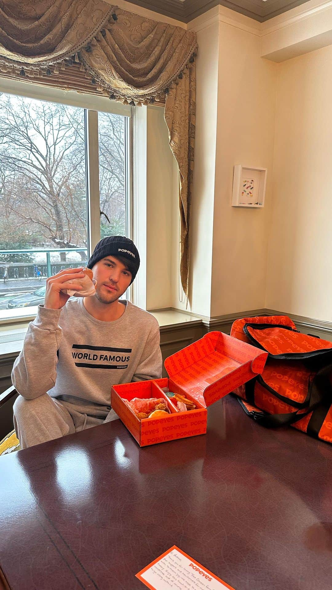 アンドリュー・ウォーレンのインスタグラム：「No Sunday scaries when @popeyes sends you epic lounge merch and food  #popeyes #partner」