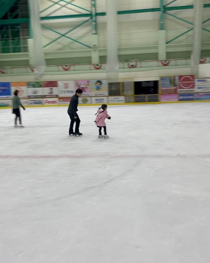 澤田亜紀のインスタグラム：「2023 小塚アカデミーin敦賀⛸  講師の方、参加者の方、 娘が大変お世話になりました🙏 数年前の運動会振りの参加となり、今回は自力で滑れるようになりました⛸  休憩時間にはたかちゃん(8級)と鬼ごっこしたり、たくさん構って頂きありがとうございました！ 次参加する時は、この鬼ごっこより高度な鬼ごっこになるように練習頑張ってもらいます笑  #小塚アカデミー  #ニューサンピア敦賀   #フィギュアスケート   #贅沢な  #鬼ごっこ  #ムスメ  #スケート始めました」