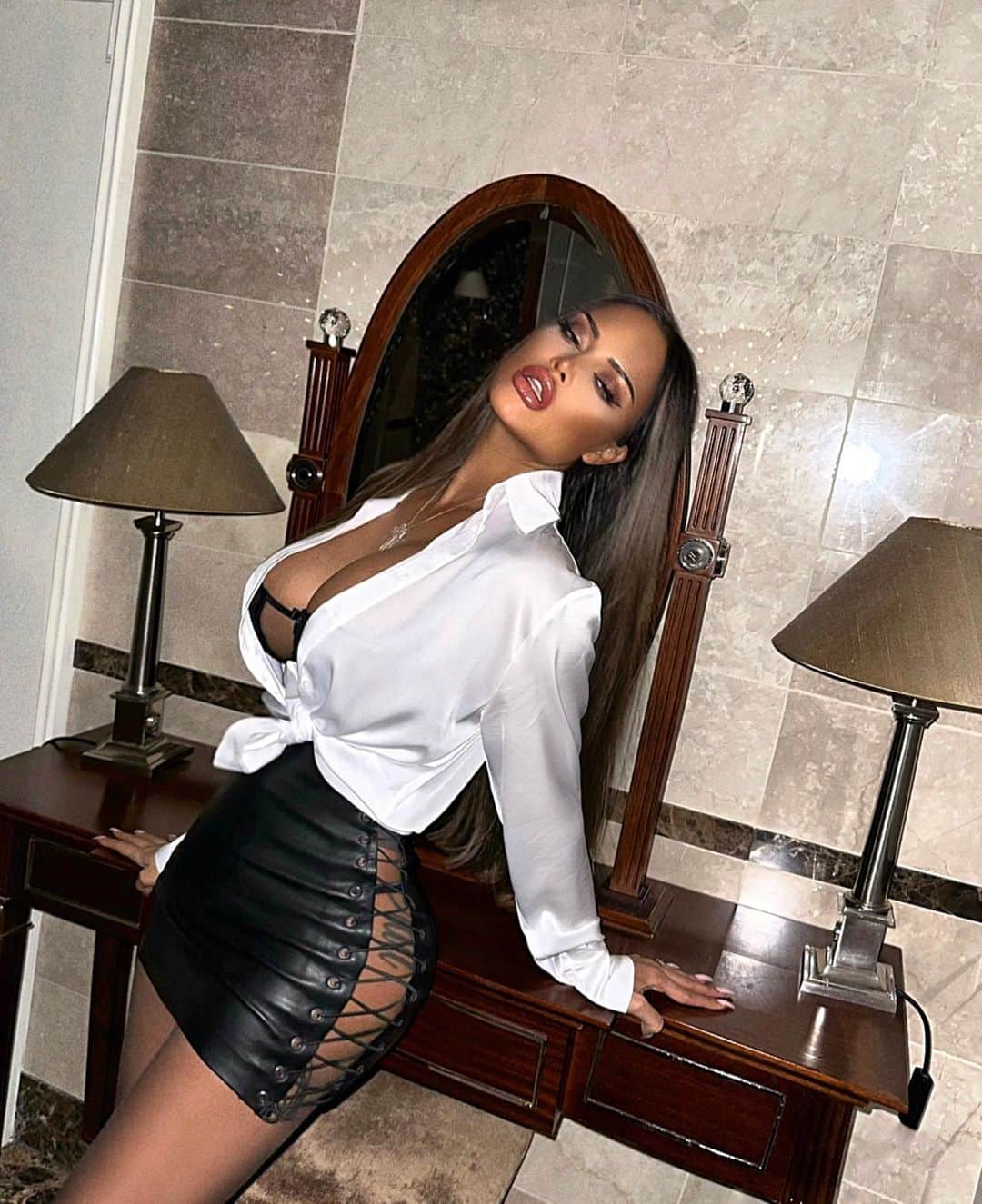 Nita Kuzminaのインスタグラム：「. Я решила сделать смелый ЭКСПЕРИМЕНТ! 🫦 Официально заявляю о том, что моё сердце свободно и Я открыта к новым интересным знакомствам, так что.. Мужчины, смелее! 😈 Пишите в direct или на email :) Меня может заинтересовать:  — Смелый/Интеллигентный/Ухоженный  — Целеустремлённый/Успешный — Мужчина, умеющий красиво ухаживать  — Важны такие качества, как: доброта, классное чувство юмора, лёгкость в общении. БЫТЬ, а не казаться!  — Авто должно быть либо моего уровня (G63 AMG), либо выше!  ❗️Мужчины не соответствующие хотя бы одному из критериев - не беспокойте!🙅🏻‍♀️ _ На мне: • блуза @sodamoda.ru • юбка @molo.jay.b」