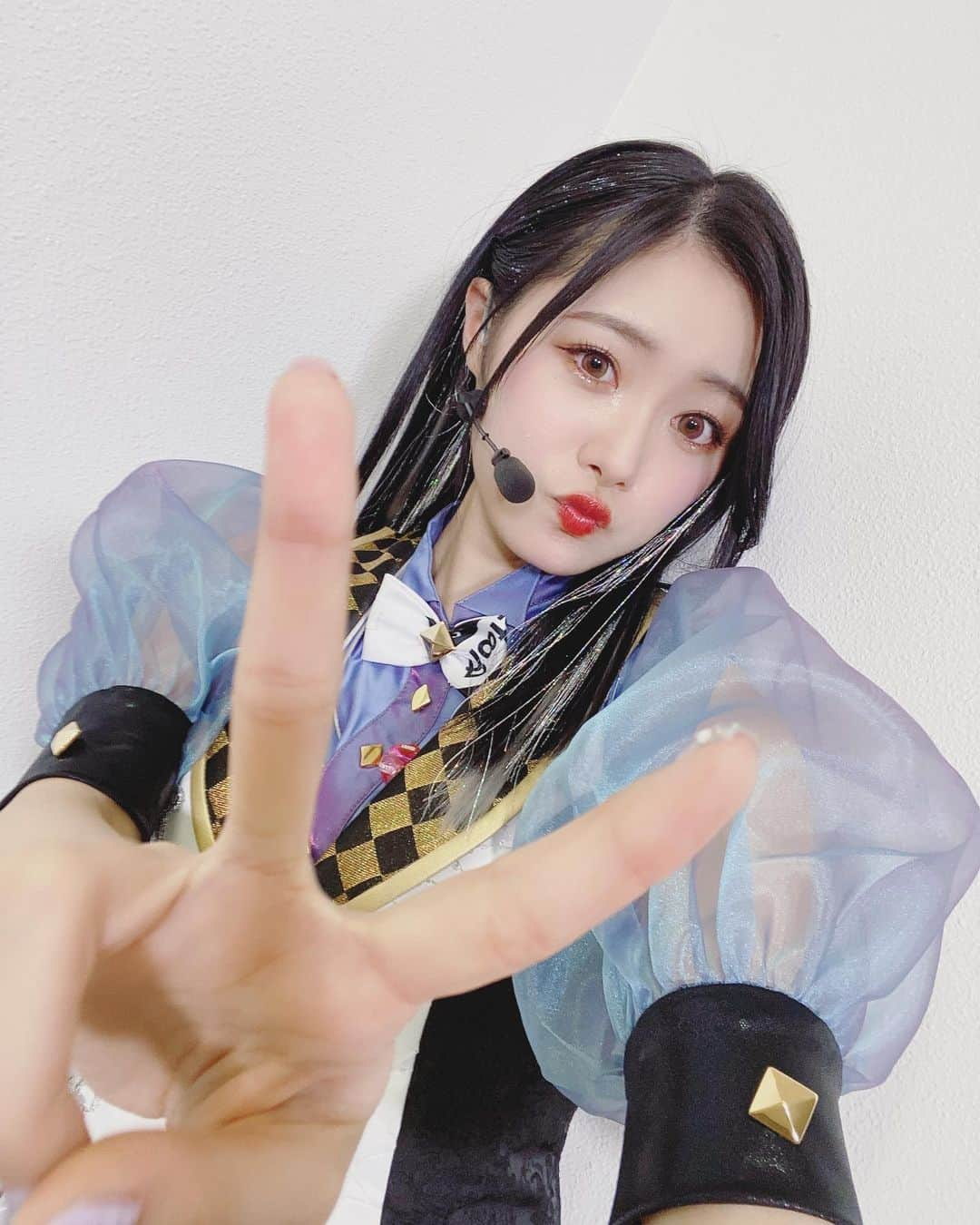 長谷川玲奈さんのインスタグラム写真 - (長谷川玲奈Instagram)「『2053 1st Live Startrail』 本当にありがとうございました！  LIVEに向けてたくさんレッスンをし、出演者の皆様はもちろん、スタッフの皆さんと一緒にLIVEを創り上げられたこと本当に嬉しく思います！  2ndLIVEも決定したという事で今からものすごく楽しみです！さらにパワーアップした姿を皆様にお届けできるように頑張ります！  【衣装】 今回はワンダーガールのジャケ写の衣装です！3人ともおんなじ形で蝶ネクタイにはRoots.の文字が🥰ギリギリまで細かなところまで丁寧に仕上げてくださり衣装さんの愛が伝わって心強く感じました！ありがとうございました！  【ヘアー＆メイク】 髪の毛はフラナをイメージしてグレーのエクステとライブ映えするようキラキラのエクステをつけて頂きました！リハーサルで映像を確認してエクステ量を調節していただき本番ではキラキラに映っていて嬉しかったです！そして、完璧サラサラヘアーにしてくださり嬉しかったです♡ありがとうございました！  メイクはいつも自分でやっています！ 今回、うっすらピンク紫のようなカラコンを使用しました！それに合わせてアイシャドウ＆チークをしてバランスを整え、Roots.の強さをイメージして赤めのリップにしました!ライブの時はメイク増し増しです✨  #t7s #ナナシス　#roots」3月6日 10時11分 - bbg_rena0315