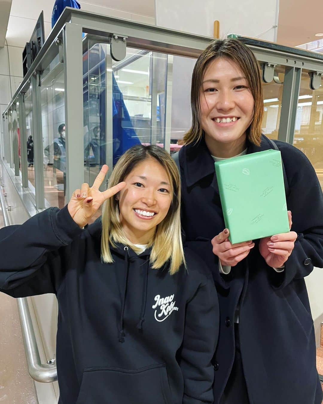 のインスタグラム：「【がんばれ🫶🏻】  昨日のWEリーグ現地解説🎙 現地へ行くと、いろんな方々に会えて お話もできて楽しい嬉しい時間になります☺️  頑張ってる姿を見れたかわいい仲間のひとり🥹 @yui.narumiya7  これからも身体には気をつけてね🍀  ちなみにこちらを撮影してくれたのが 安本社長でした。笑 @inackobe83   #WEリーグ #女子サッカー #Nadeshiko」