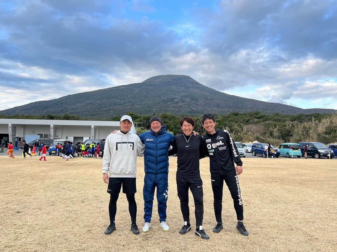 太田吉彰さんのインスタグラム写真 - (太田吉彰Instagram)「八丈島サッカー教室⚽️   #八丈島  #八丈富士  #サッカー教室  #水内猛  さん #桜井直人  さん #酒井友之　さん」3月6日 10時26分 - yoshiakiohta09