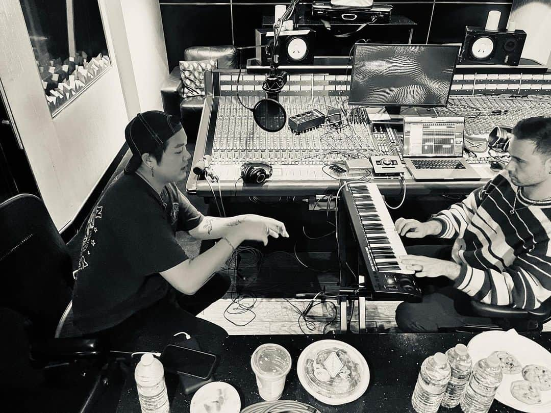 ベンジさんのインスタグラム写真 - (ベンジInstagram)「Song camp was like summer camp for music except it isn’t summer and there were no juice boxes.  And I got to work with some legends 🙌🔥」3月6日 10時27分 - baebenji92