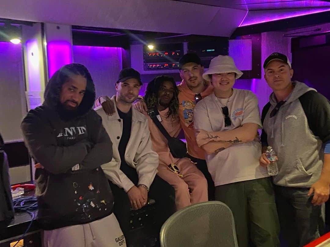 ベンジのインスタグラム：「Song camp was like summer camp for music except it isn’t summer and there were no juice boxes.  And I got to work with some legends 🙌🔥」