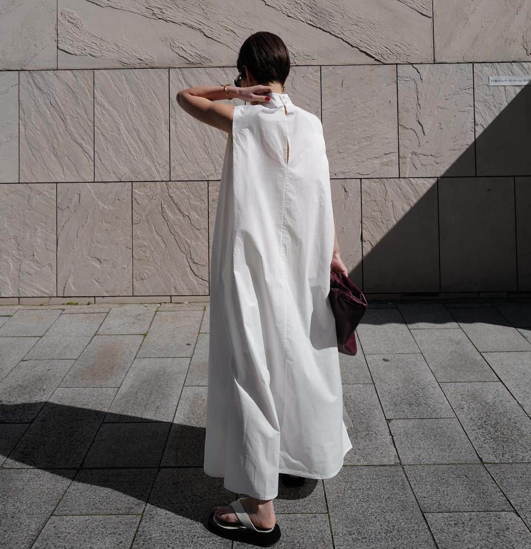 正中雅子のインスタグラム：「white dress🕊🫶  今年の夏に着たいハイネックデザインのシャツドレス！  夏にも着れるハイネックの角度にして見た目にも暑くなくて 着心地も🙆‍♀️ たっぷりとギャザーも施して 歩くと大人なフレアシルエットになるように仕上げました！  ストンとたってたらストレートのようなラインがまた良い🤤  3.7 TUE 12:00 in stock  #MACHATT #masaco服」