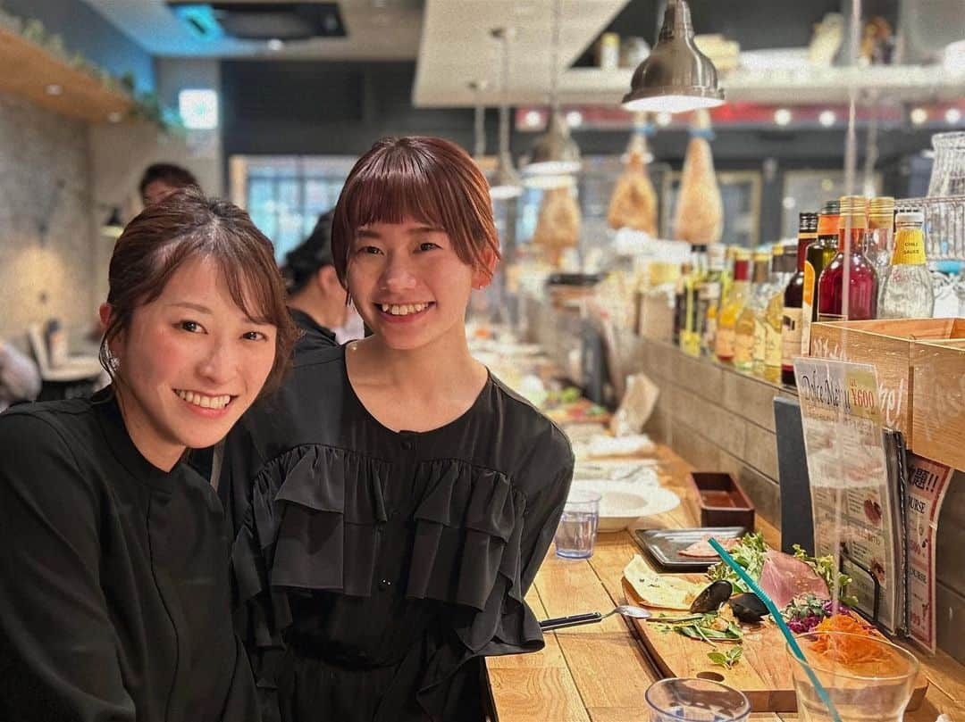 山崎聡子のインスタグラム：「今週も宜しくお願いします🍵  写真は福テレの松山さんと 一緒にご飯したときのもの。  以前私が研修でお世話になった 熊本朝日放送に勤めていらっしゃったので 親近感があったのですが、 まさかの同じ大学出身と分かりびっくり😳 服装も似ててびっくり！！笑  3時間があっという間でした✨  #FTV #福テレ #松山理穂 #アナウンサー #郡山市 #grillpubbrio」