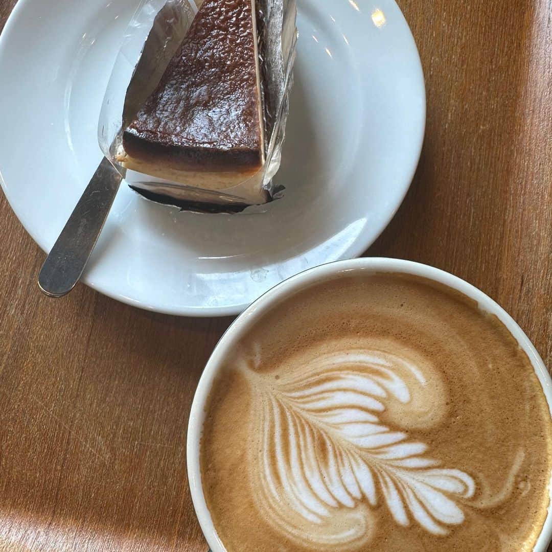 伴杏里さんのインスタグラム写真 - (伴杏里Instagram)「コーヒーの時間にケーキ食べるのが毎日の楽しみ🥺🍰💕  そろそろ髪切ろうかなぁ🥺💈  #coffee #cake #denim #monday」3月6日 11時16分 - anri.ban