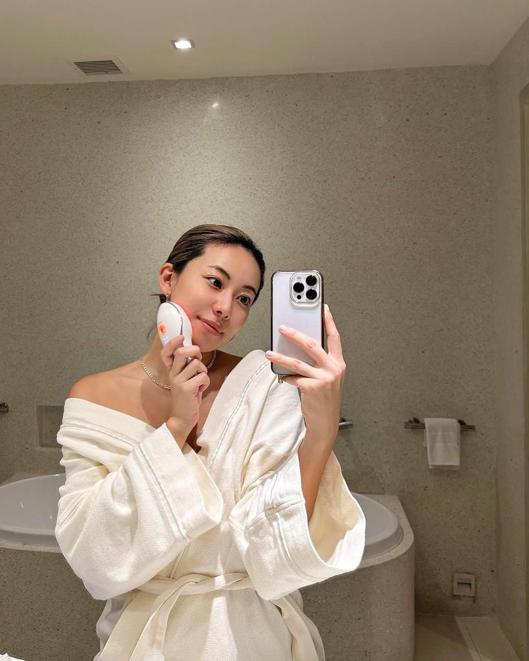 平野杏梨のインスタグラム：「使い始めて約3週間 むくみやすいから使ってみたけど調子良い🌼  お風呂場で使えるからめんどくさがりな私でも意外と続けられてる🛁  その日のむくみはその日のうちに撲滅していきたいので続けて使ってみようと思います💛  コスパも良いので買いやすい🙆‍♀️  @beauty_me_series   #MEラボン#ikko初プロデュース美顔器 #美顔器#お家エステ#美容#meラボンでおうちエステ」