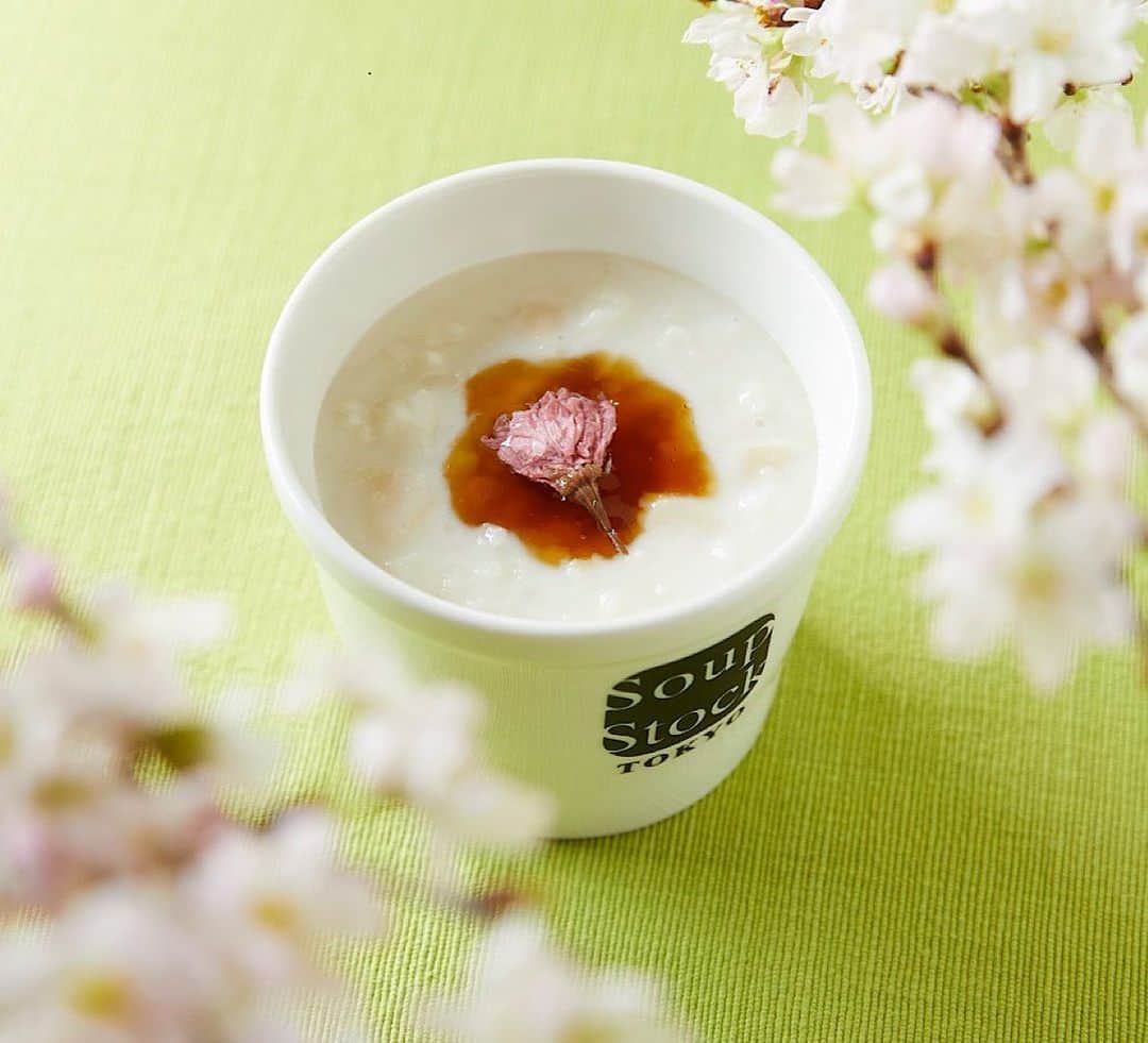 スープストックトーキョー 公式のインスタグラム：「・ 桜の持つ儚さを1杯の中に 「#桜とひしおの花見粥」 が登場🌸  3月6日(月)から期間限定で、「#桜とひしおの花見粥」を発売します。 このスープは、三代歌川豊国(国貞) の「見立源氏はなの宴」から着想を得て生まれたアートスープです。🍶  当時から続く桜を愛でる花見の華やぎ、桜の持つ儚さをカップの中に表現しました。 鹿児島県産鰹本枯節や羅臼昆布、広島県産牡蠣、鯛醤（たいびしお）などを合わせた和のだしをしっかりときかせ、鯛、筍、菜の花を忍ばせたました。火入れをしない生醤油「ひしほ醤油」のもろみの芳醇な香りを閉じ込めたジュレに桜を添えて、淡い紅の春霞に浮かぶ一輪の桜をお届けします。🌸  #スープストックトーキョー #SoupStockTokyo #浮世絵 ＃桜　＃花見 #ひしほ醤油 #もろみ」