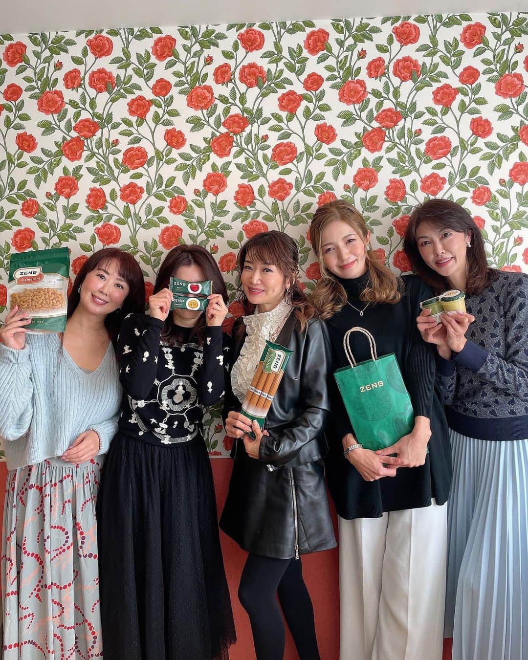 川村ひかるのインスタグラム：「❤︎  ある日のゼンブヌードルの試食会にいってきました🍴  えんどう豆でできているヌードル グルテンフリーなのにタンパク質も摂れて糖質も抑えられる 健康にいいヌードルなんです❣️  元々、定期購入してるくらい愛食してるのですが… 1000近いレシピを作成してるスタッフさんからおススメレシピなども教えて貰いました😉😉  パスタにも、ラーメン、素麺になるので手軽に調理が出来きます！  週末ランチはだいたいゼンブヌードル食べてます❣️  @zenb_japan  #タンパク質補給  #血糖値対策ごはん」