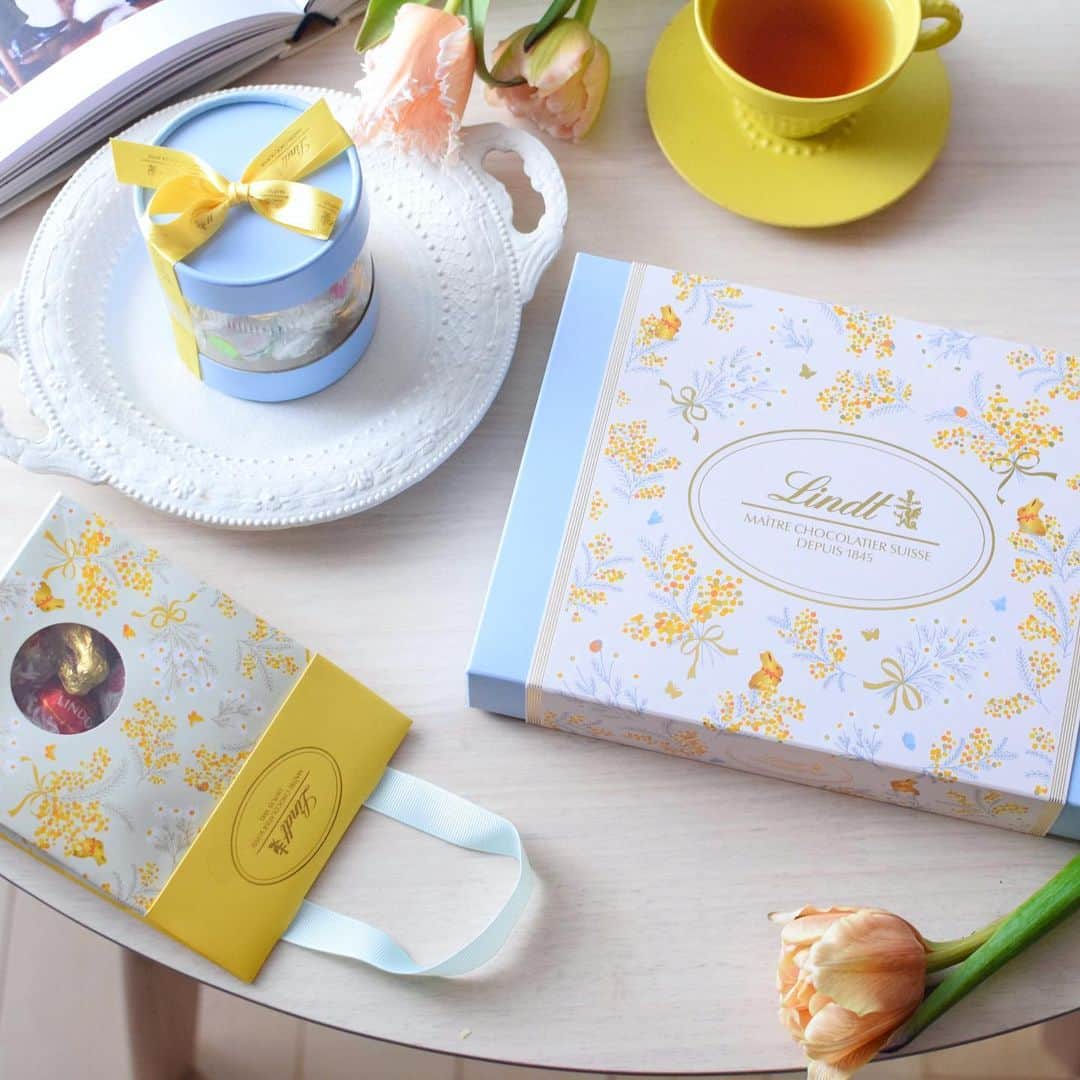 nao_cafe_さんのインスタグラム写真 - (nao_cafe_Instagram)「こんにちは♪ @nao_cafe_  です。 . @lindt_chocolate_japan  リンツ様から ホワイトデーにぴったりの 可愛いすぎるチョコレートいただきました♡ パッケージが水色と黄色ってだけでもうたまらない💛 ミモザ可愛すぎません？ . 味はもちろんリンツだから 美味しいに決まっています。 休憩したい時や 食後などに味わいながら食べています♡ . サイズも様々あるので バレンタインのお返しや 自分へのご褒美チョコとしてもオススメです💕 . . #リンツ #ご褒美リンツ #リンツチョコレート #Lindt #Lindtchocolate #pr . . #ホワイトデー#チョコ好き #チューリップ#写真好き #ミナペルホネン #minaperhonen」3月6日 11時45分 - nao_cafe_