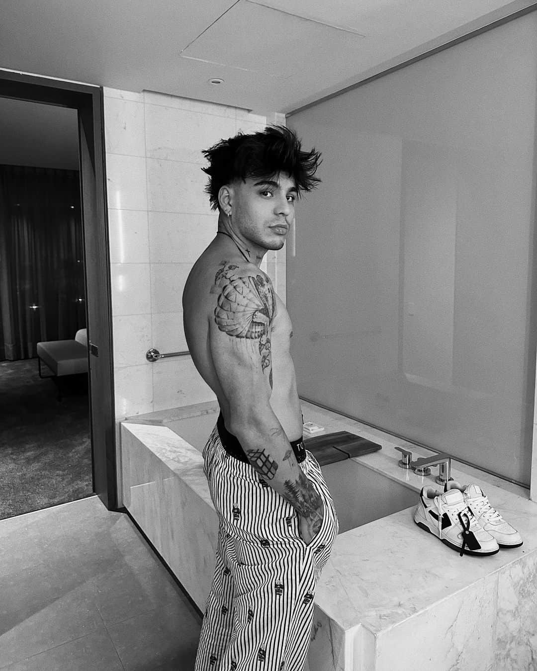 Sebastián Villalobosのインスタグラム：「a dormir feliz 🥱 los quiero mucho」