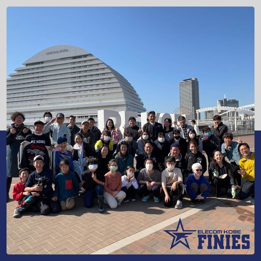 エレコム神戸ファイニーズ公式さんのインスタグラム写真 - (エレコム神戸ファイニーズ公式Instagram)「〈 社会貢献活動 〉  本日はコーチとマネージャーでメリケンパークにある 「BE KOBE」モニュメントの清掃活動を行いました。 地元の方々、神戸市立盲学校の生徒たち、 総勢42名で清掃活動を実施しました。  このモニュメントは、写真撮影スポットとなっており 靴跡などで汚れています。 私たちは初参加特典として、 最初と最後の水かけもさせていただきました！ 神戸を象徴するモニュメントが綺麗になり、 清々しい気持ちになりました。 貴重な体験をありがとうございました。  #bekobe #掃除 #エレコム #神戸 #ファイニーズ #elecom #kobe #finies #エレコム神戸ファイニーズ #xleague #Xリーグ #americanfootball #football #アメリカンフットボール #アメフト」3月6日 11時47分 - finiesfootball