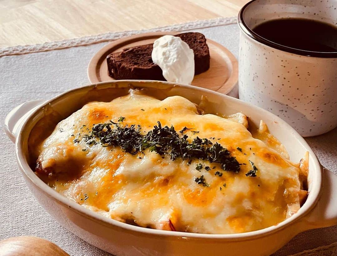 KitchHikeのインスタグラム：「.  ／ 　北海道洞爺湖町の喫茶店めぐり☕️💭 　ドリアとコーヒーで癒しの湖畔ランチ🍴 ＼  洞爺湖町温泉街に佇む、2つの人気喫茶店。 今回はお店の味をそのまま再現した、 照り焼きチキンドリアのミールキット＆ガトーショコラ 自家焙煎ドリップコーヒーをお届け🚌💨  洞爺湖町の四季の楽しみ方や ”ロングラン花火大会”  などのローカルならではの楽しみ方 レクチャーもありますのでお楽しみに🙌  ▼イベント詳細はプロフィールURL からチェック @kitchhike  本イベントの魅力をご紹介します✨  ＼洞爺湖町イベント3つの魅力／  【その1】 調理もカンタン！人気喫茶店の 美味しいミールキットをお届け🍛🍴 ---------------------------- レトロな建物が目を惹く「パーラーふくだ」さんからは 地元食材を使った照り焼きチキンドリアの ミールキットと自家製ガトーショコラを、 山好きのオーナーが開業した「山岳喫茶」さんからは 自家焙煎ドリップコーヒー3種をお届けします😊  【その2】 洞爺湖町の四季の楽しみ方レクチャーも🙌 ---------------------------- ランチを作ったあとは、ゲストさんに、 それぞれの目線で洞爺湖町の四季の楽しみ方を お伺いします🌟ローカルならではの 楽しみ方レクチャーをお楽しみに！  【その3】 洞爺湖町からうれしいプレゼントも🎁 ---------------------------- 本イベントをきっかけに「洞爺湖町ふるさと応援団」 となってくれた方と、以前から団員の方へ 洞爺湖町の牧場レークヒル・ファームで 人気のジェラートをプレゼント✨ お届けする食材に同梱いたします🎁  ▼ご予約はプロフィールURL からチェック @kitchhike  -------------------------------- 「ふるさと食体験」開催日時 2023年3月21日(火) 12:00 ~ 13:30 申込締切：3月14日(火) 参加費：3,200円→2,200円  ＼クーポンプレゼント企画実施中！／ もっと食を通じて地域と繋がって欲しい。 そんな想いからクーポンをご用意しました。 はじめてさんもリピーターさんも 【1000円OFF！】ぜひご利用ください🎁 詳しくはプロフィールURLからご覧いただける イベントページをご確認くださいね🙌 --------------------------------  #キッチハイク #ふるさと食体験 #地域創生 #地方創生  #北海道洞爺湖町 #ミールキット #コーヒー #ガトーショコラ #パーラーふくだ #ロングラン花火大会 #おうち時間 #おうちカフェ #料理 #移住 #オンラインイベント #特産品 #食文化」