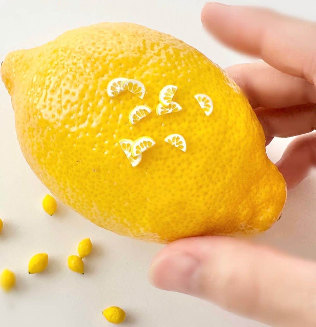 仙名彩世のインスタグラム：「スライスレモン。  レモンの断面がどう出るか？ カットしてみないと分からない。 偶然の産物に、毎度、小躍りしたくなります。  Sliced ​​lemons. I don't know what the cross section of the lemon will look like until I cut it. Seeing the product of chance makes me want to dance every time.  #仙名彩世#ハンドメイド#ミニチュア#ミニチュアフード#レモン#スライスレモン#sennaayase#handmade#miniature#miniaturefood#lemon#手工制作#微型#微型食品#센나아야세#핸드메이드#미니어처#미니어처푸드」