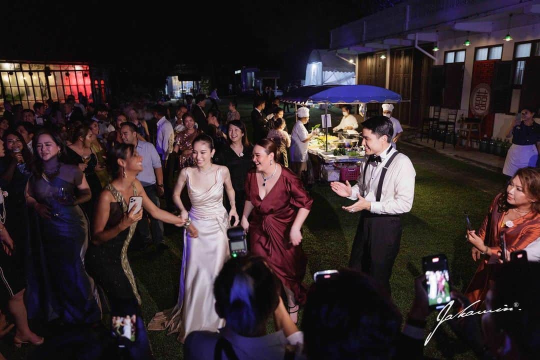 ポーイ・タリーチャダー ペッチャラットさんのインスタグラム写真 - (ポーイ・タリーチャダー ペッチャラットInstagram)「ขอขอบพระคุณแขกผู้มีเกียรติ เพื่อนกัลยาณมิตร ผู้ใหญ่ที่ปอยเคารพรัก ที่เสียสละเวลามีค่าเดินทางไกล ทั้งจากต่างประเทศต่างจังหวัดมาที่เกาะภูเก็ตแห่งนี้ พวกเราสองคนซาบซึ้งและรู้สึกเป็นเกียรติอย่างมาก  การมาของทุกๆคนทำให้เรารู้ว่างานแต่งงานของเรามันมีความหมายจริงๆ รวมถึงแขกมากมายที่ไม่ได้มา เพราะด้วยสถานที่และระยะทาง แต่ปอยยังมีเรื่องราวอีกเยอะมากที่ยังอยากเล่าแชร์โมเมนต์ดีๆให้ทุกคนฟังเหมือนเดิม รักนะคะ    ความรักของทุกๆคนที่มีให้ทำให้เรารู้สึกว่าเราจะต้องรักษามิตรภาพเหล่านี้ไว้ให้นานที่สุดเท่าที่เราจะทำได้  หากเกิดความผิดพลาดใดใดที่เกิดขึ้น ปอยต้องกราบขอโทษทุกๆท่านจากใจค่ะ  เชื่อว่าทุกๆคนที่มีส่วนร่วมไม่ว่าจะเป็นทีมงานหรือแขกผู้มีเกียรติทุกท่านรวมไปถึงญาติทุกๆคนหากขาดแค่คนใดคนหนึ่งไปก็คงไม่สามารถทำให้งานออกมาได้ดีแบบนี้ขอบพระคุณค่ะ #BMW #BMWThailand #BMWTH #JOYisBMW #BMWxUDRINKIDRIVE #UDID2023  #cledepeaubeautethailand #TheFoundation #DysonTH #DysonHair #glitzrental #happygroup1988 #Bulgari #Heineken #MadameLouise #meliaphuketmaikhao #melia #boxwedding #JAKAWIN #teamjakawin #teambox  #niyadarweddinganswer ของงานเลี้ยงสละโสดที่ รร. แมนดาริน โอเรียลเต็น แถมยังมาช่วยปอยแบบส่วนตัวที่งานภูเก็ตร่วมกับทีมหลักHappy อีกด้วย❤️」3月6日 12時07分 - poydtreechada
