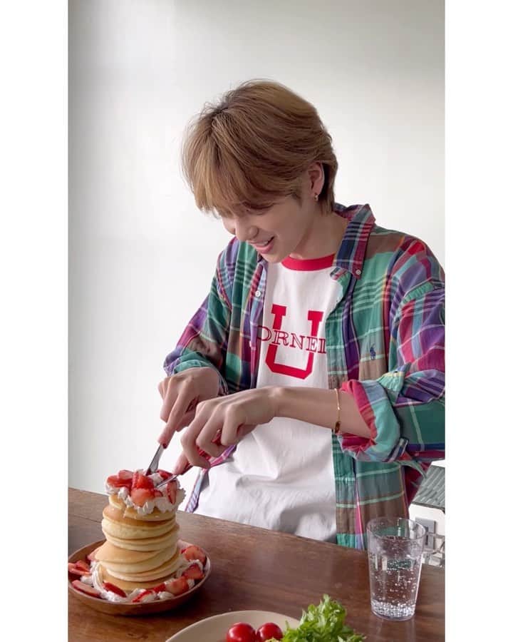 のインスタグラム：「HAPPY BIRTHDAY 吉野北人さん🐷🎂🎉✨  優しい笑顔も甘い歌声も 凛々しくて男前なマインドも 特大リスペクト🕺🪩 素敵な1年になりますように🫶 これからもたくさんの 北人色に染めてください🌈♡  そして3/10発売のar4月号の #HOKUTOIRO では 北ちゃんとおうちごはんデート🍽 お楽しみに〜☺️  #北人シェフ #吉野北人 #HappyHokutoDay #THERAMPAGE #RAVERS #ar #ar4月号 #armagazine #trend #イケメン #眼福 #かっこいい #美男子 #オフショット」
