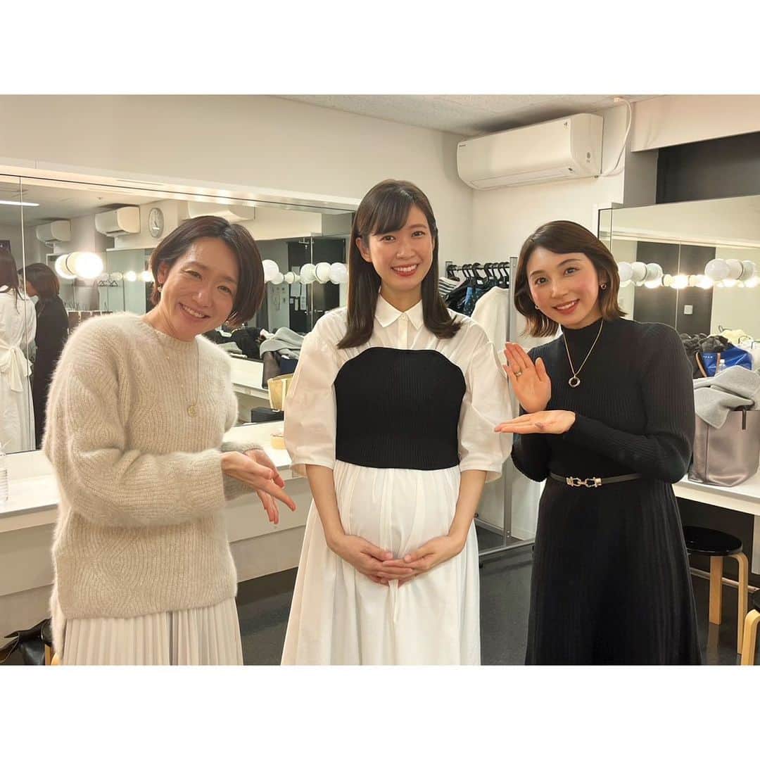 玉巻映美のインスタグラム：「. ①よんチャンTV、サブアナチーム😍🫶 毎日だれかが担当日だから、 なかなか実現が難しかった貴重なスリーショット😂 ⁡ ②頼もしい後輩の野嶋ちゃんと！ 後輩というより、もはや戦友です。笑 夕公演にわざわざ駆けつけてくれました🥹🙏 ⁡ ③キラッキラの1、2年目のふたりと！ なんとさわやかな…眩しいです🙈✨ ⁡ ③しばらく産休なので、この人に 日常的に会えなくなるなんて耐えられるかな… お互い徒歩5分の所に住んでいて、 いつでも会えるんですけどね。笑 これからもよろしく頼むよーーー！！」