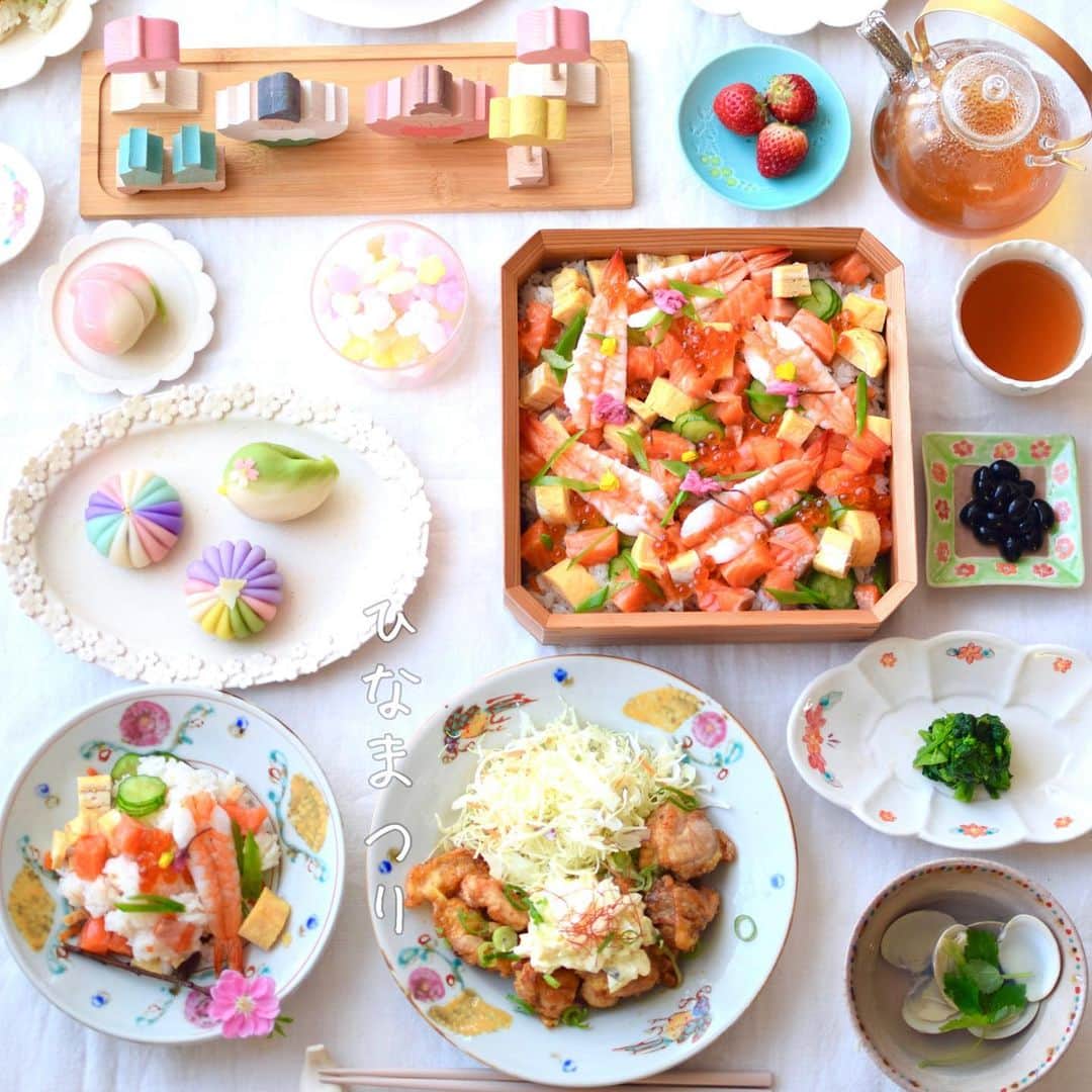 nao_cafe_さんのインスタグラム写真 - (nao_cafe_Instagram)「こんにちは♪ @nao_cafe_ です。 . 週末にひな祭りごはんにしたので 今更ですが投稿させてください🎎 . やっぱりいつもと同じちらし寿司にしました。 写真撮ってから何か足りない？と思ったら 飾り切りした酢蓮根入れてなかった🥹 . 重箱はいつもお弁当入れている 酒井さんのもの。 夫も素敵だねーと絶賛でした。 これからたくさん使いたいな♡ 木の香りがとても心地よくて たまりません。。。♪ . . 最近白い器ばかり使っていたけど やっぱり柄物も好きだなと実感した 今年のひな祭りご飯でした🍚 . . #ひな祭り #ひな祭りごはん #うちごはん #うちカフェ #おうちごはんlover #チキン南蛮 #おうちごはん #ちらし寿司 #重箱#酒井航#作家の器 #増山文 #伊藤聡信 #佐野智子 #ねりきり #和菓子#小黒三郎」3月6日 13時03分 - nao_cafe_