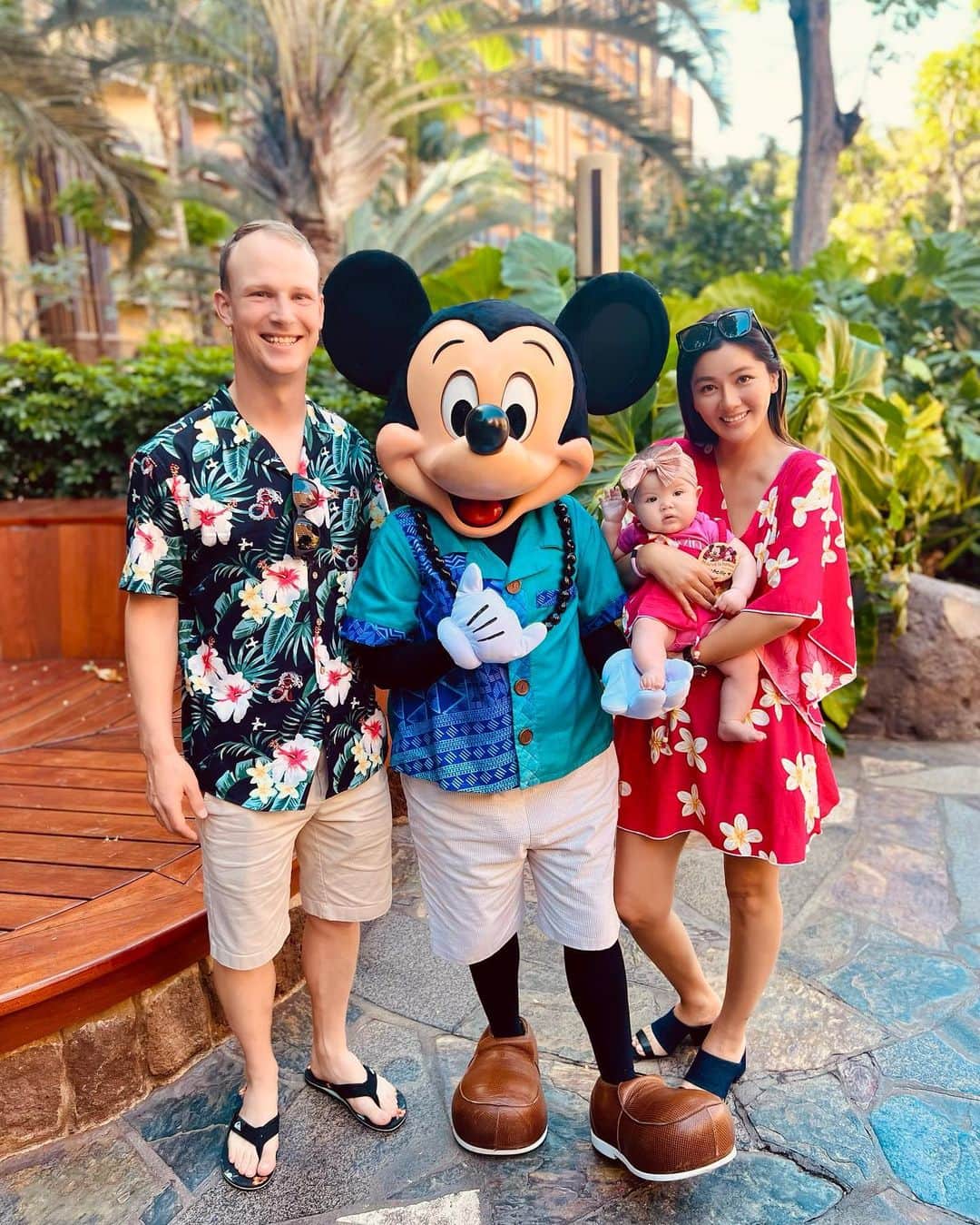 宮崎沙矢加のインスタグラム：「We celebrated for our sweet angel Michelle's half birthday in Aulani Disney🌺💓They're so nice n kind forever my idol🫶🏽　 . . . ミシェルのハーフバースデー🎂💕アウラニで過ごしてとっても素敵な思い出がまた一つ増えた👶🏼💓🫶🏽初めてご対面したディズニーのキャラクター達に圧倒されてたけど🫣みっちゃんがテレビデビューする時は必ずミッキーを一番に見せようと思います😂💕💕 とにかくミシェルが楽しそうにしてくれて(パパもママも楽しんでたけどw🐭🤍)何よりでした🫶🏽💓 #aulanidisneyresort #mickeymouse #halfbirthday #6monthsold #disneyhawaii #ディズニー#アウラニディズニー」