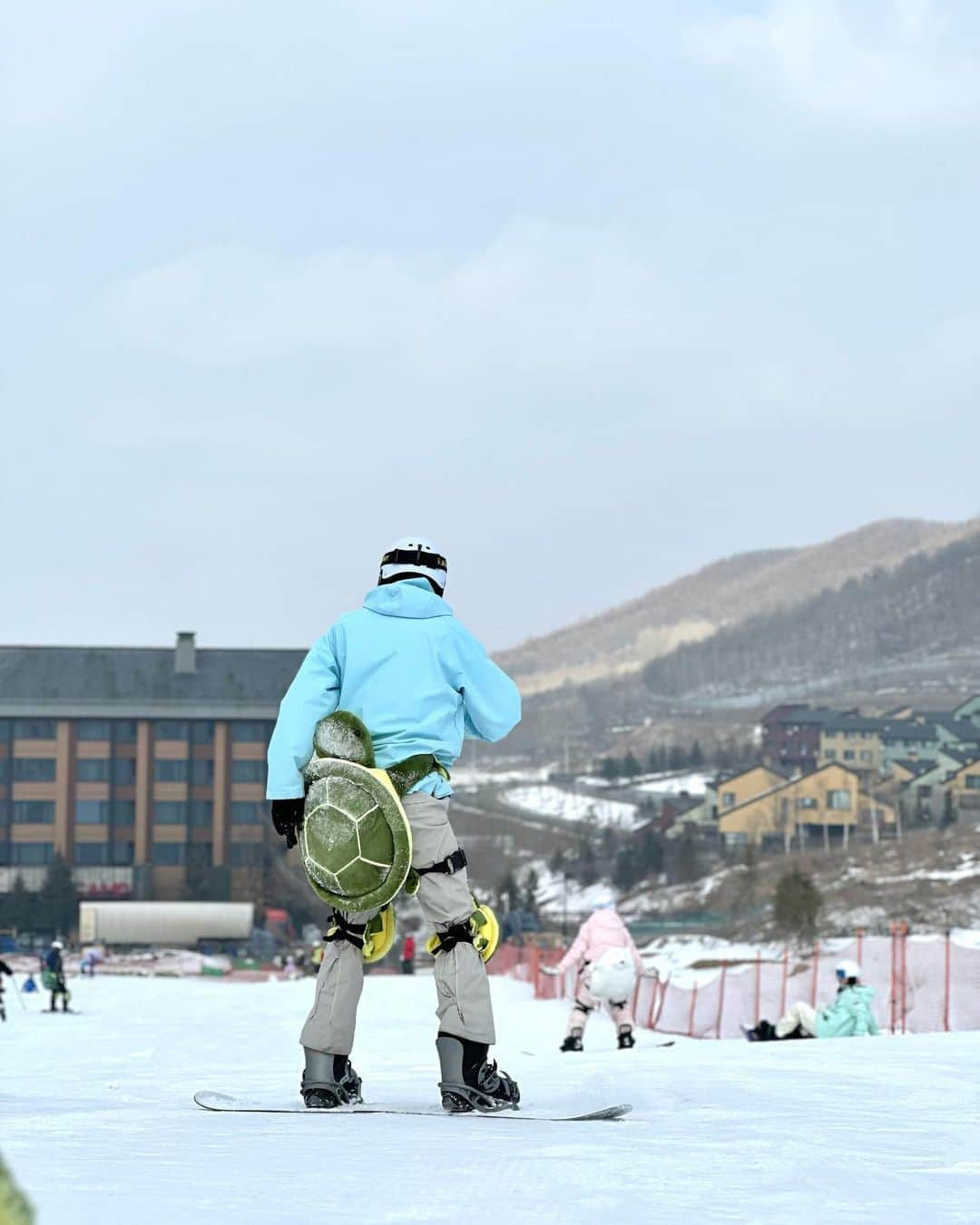 林豆さんのインスタグラム写真 - (林豆Instagram)「スノボーめっちゃ楽しかった🏂❄️ 全部貸出だけど、オシャレだった🤩 雪☃️と合うように全部寒色😊✌🏻Enjoyed both fashion and snowboarding🏂☃️❄️」3月6日 13時05分 - lindow_ozaki