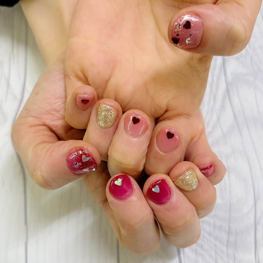 松本都のインスタグラム：「3月4月(誕生月)は限界突破して頑張る時期なので、気合いのNew nail💅 ⁡ 心がブチ上がる精神安定剤で合法トリップ💊  人形町LOBALさんにて❣️  いつもみやここのワガママを完璧に叶えて下さいます❣️  好きな感じの立体的ゴテゴテは、ハードコアな試合で剥がれていつもぶっ飛んでしまうから  シンプルめハートホロキラキラモテネイル❣️  モテてしまう😍  格好いい女社長と、可愛いワンちゃんもいるよ🦮 ⁡ #ネイル #nail #ジェルネイル #ネイルデザイン #ネイルアート #ニュアンスネイル #newnail #nails #春ネイル #💅 #ネイルチェンジ #ネイルサロン #nailart #キラキラ #キラキラネイル #赤ネイル #nailstagram #ラメネイル #人形町 #LOBAL #ハートネイル #ハートホロネイル #ロバルのストレッチ #バレンタインネイル #ホワイトデーネイル #パリジェンヌラッシュリフト #インスタグラマー #インフルエンサー  #インフルエンサーになりたい #PR」