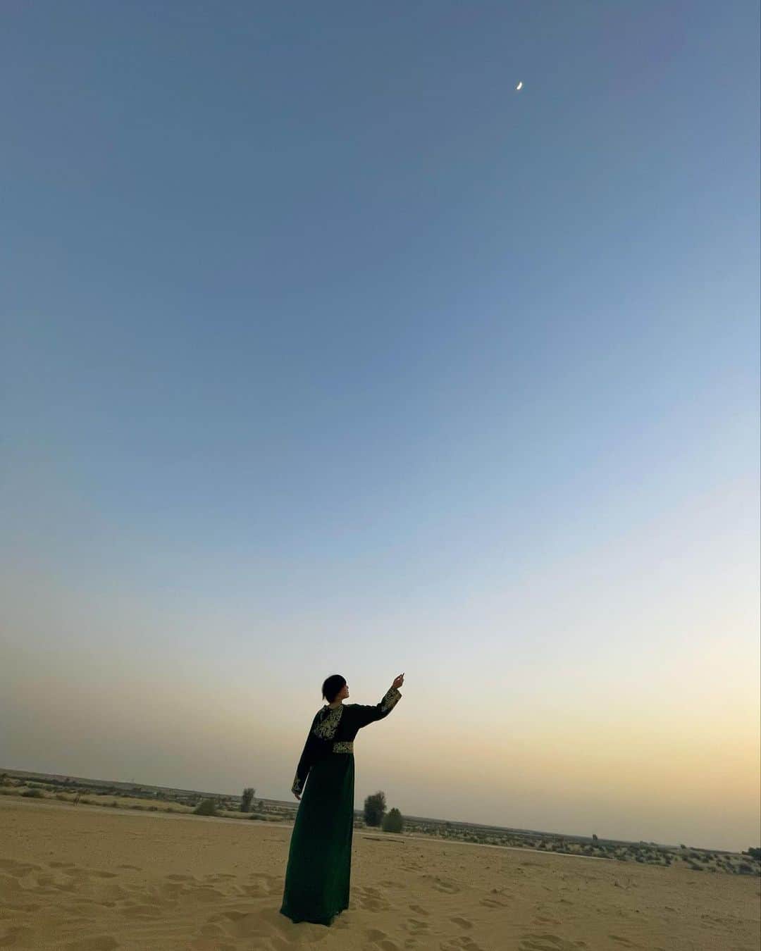 のインスタグラム：「🌙  #dessert #砂漠 #dubai #babalshams」