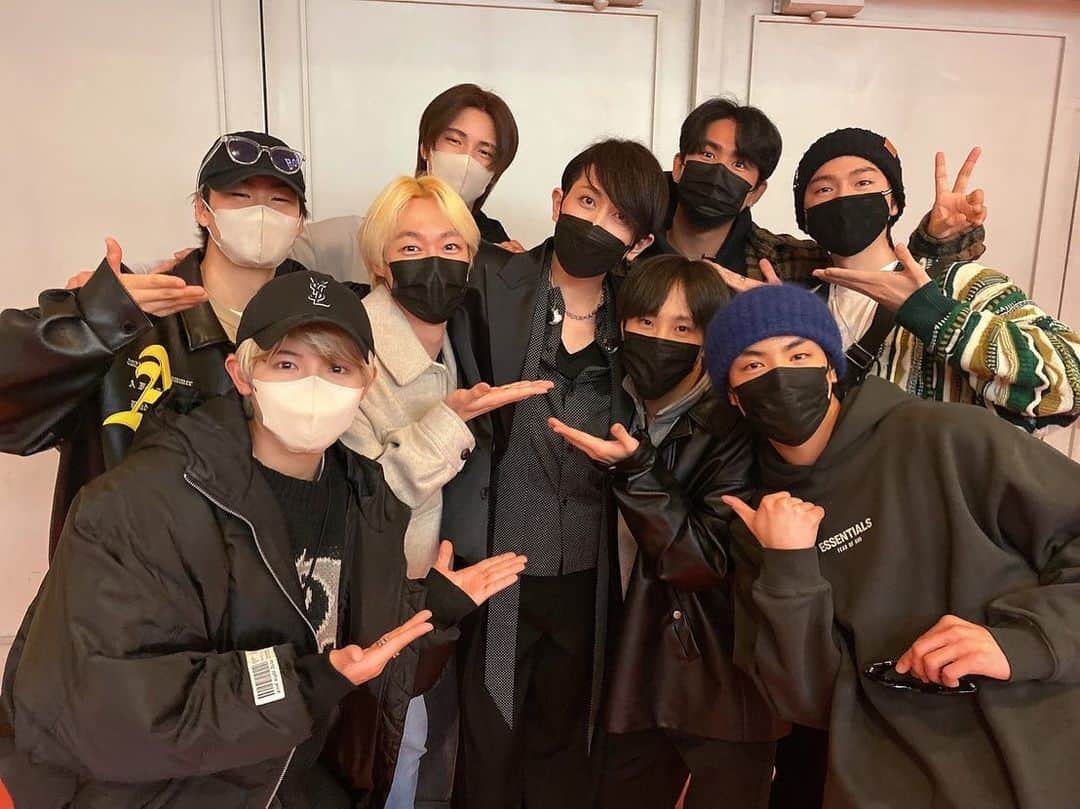 のインスタグラム：「続いて、今絶賛ツアー中にも関わらず、 鉄錆、、いや、ニックのみんなもライブに来てくれました。  サランヘヨ〜だよ😊  #ニック  #可愛いヤツら」