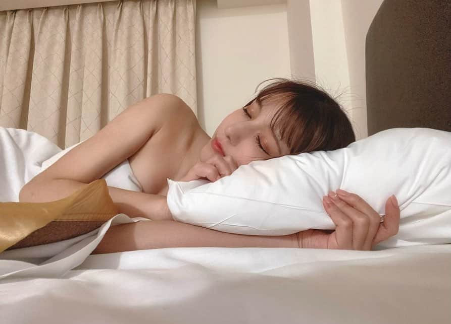 夏本あさみさんのインスタグラム写真 - (夏本あさみInstagram)「今日はこのまま眠っちゃおう、、？」3月6日 23時07分 - natsumotoasami