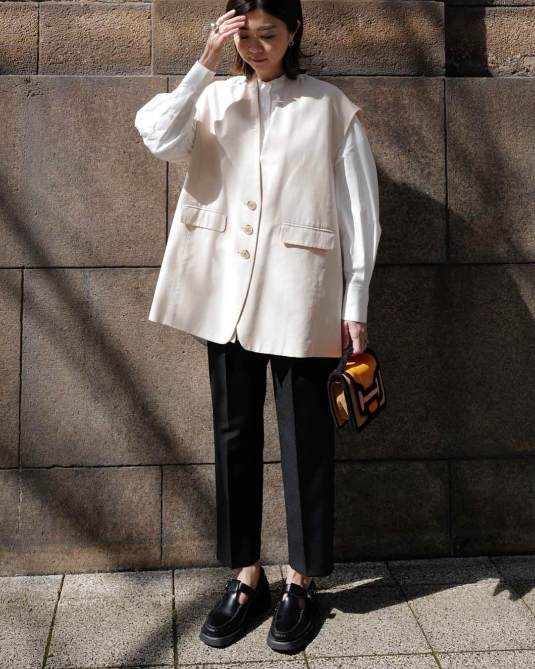 urakoのインスタグラム：「. シーズン通して欠かない スタンドカラーオーバーシャツ✨ . ベストやニットとのレイヤードはもちろん 1枚でサラッと合わせたり 羽織りとして着たり、 オーバーサイズと丸みのあるフォルムがモード感ある1枚で とにかく無いと困るitemです！ . 今回は 久しぶりに新調しようと思います😝 . . 合わせたノーカラーベストは いつものお洋服にプラスして コーディネートの幅を広げてくれます✨ . . 3.7 TUE 12:00 in stock . #MACHATT」
