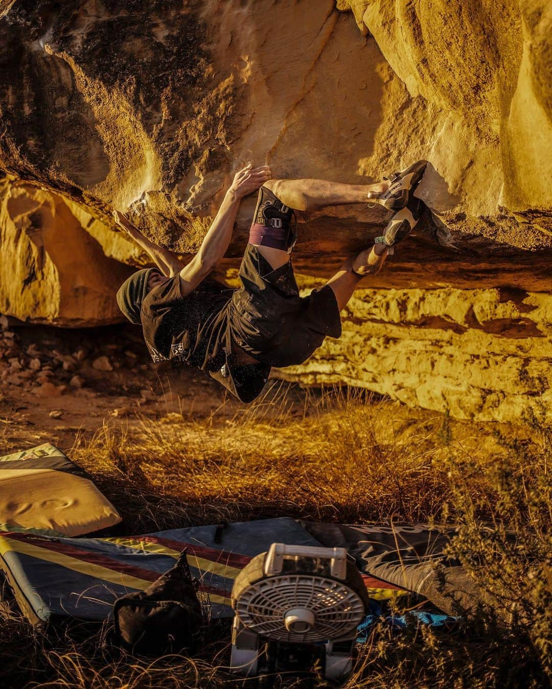 デイブ・グラハムのインスタグラム：「@dave_graham_  sending El Koala an 8a/8a+ boulder  in El Cogul  during a winter sunset. ✨🔥✨  #winter #cogul  #lleida #bouldering #climbing #climb #more #siempre #amuerte #workhard #trainhard #playhard #pro #athlete #photographer #ontheroad #travel #home #family」