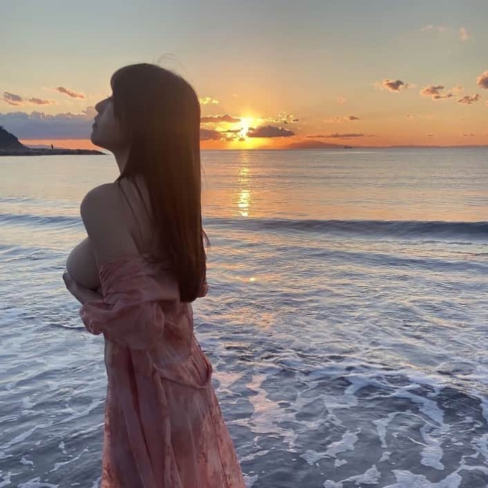 夏来唯のインスタグラム：「Amazing!!  オフショット  夕景はやっぱいいよね🌅」