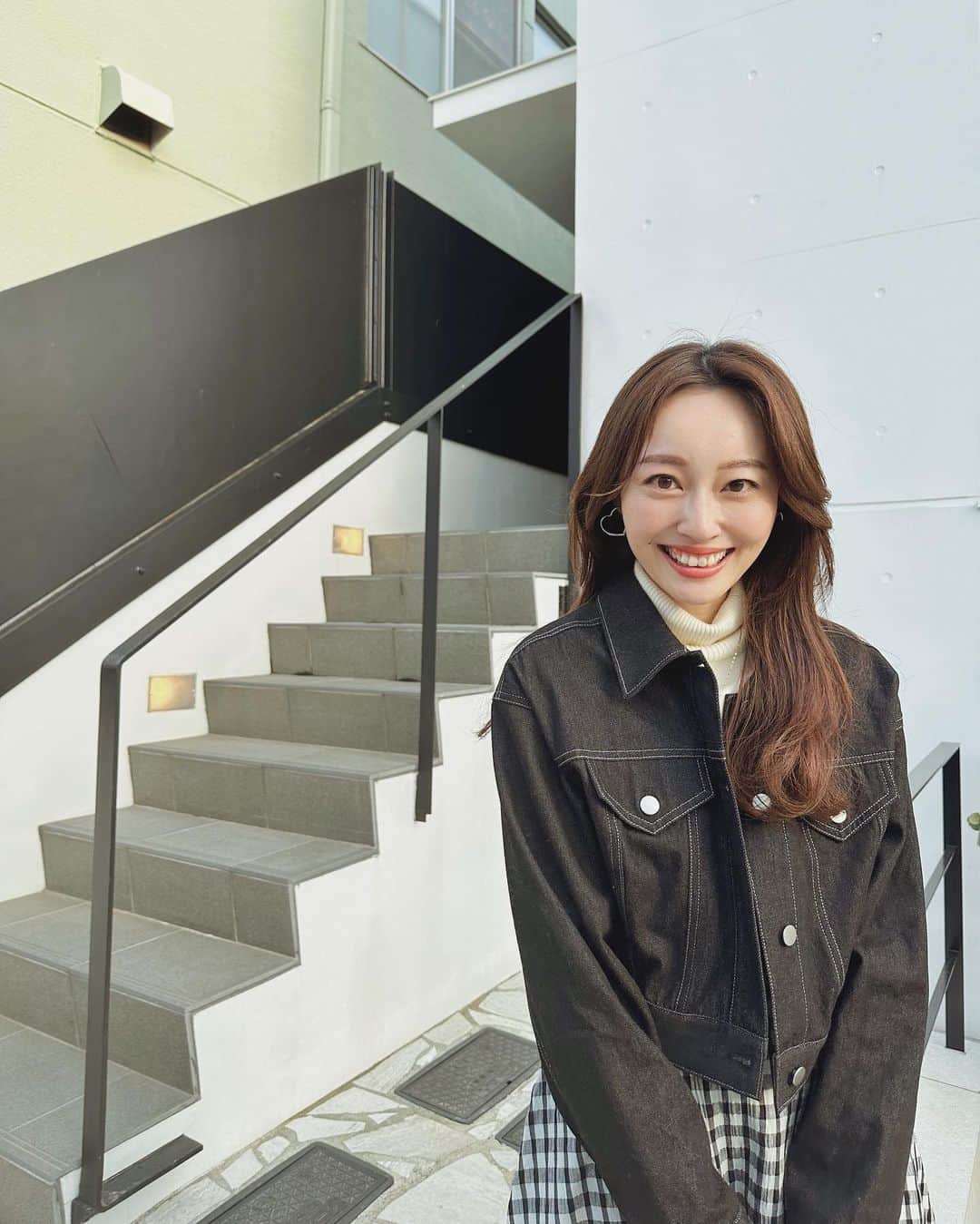 小祝麻里亜のインスタグラム：「仕事だといつも着替えやすい服を着て行くけど、今日は友達とおそろいの服が届いたから着て行きました💕💕  耳は可愛い可愛いハート♡のイヤリング🪄 美女からの誕プレ🫶　@seadsmara  thx @yuch1129 ❤︎  ． ．＿＿＿＿＿＿＿＿ #코디 #스타일링 #데일리룩 #오오티디 #158cmコーデ」