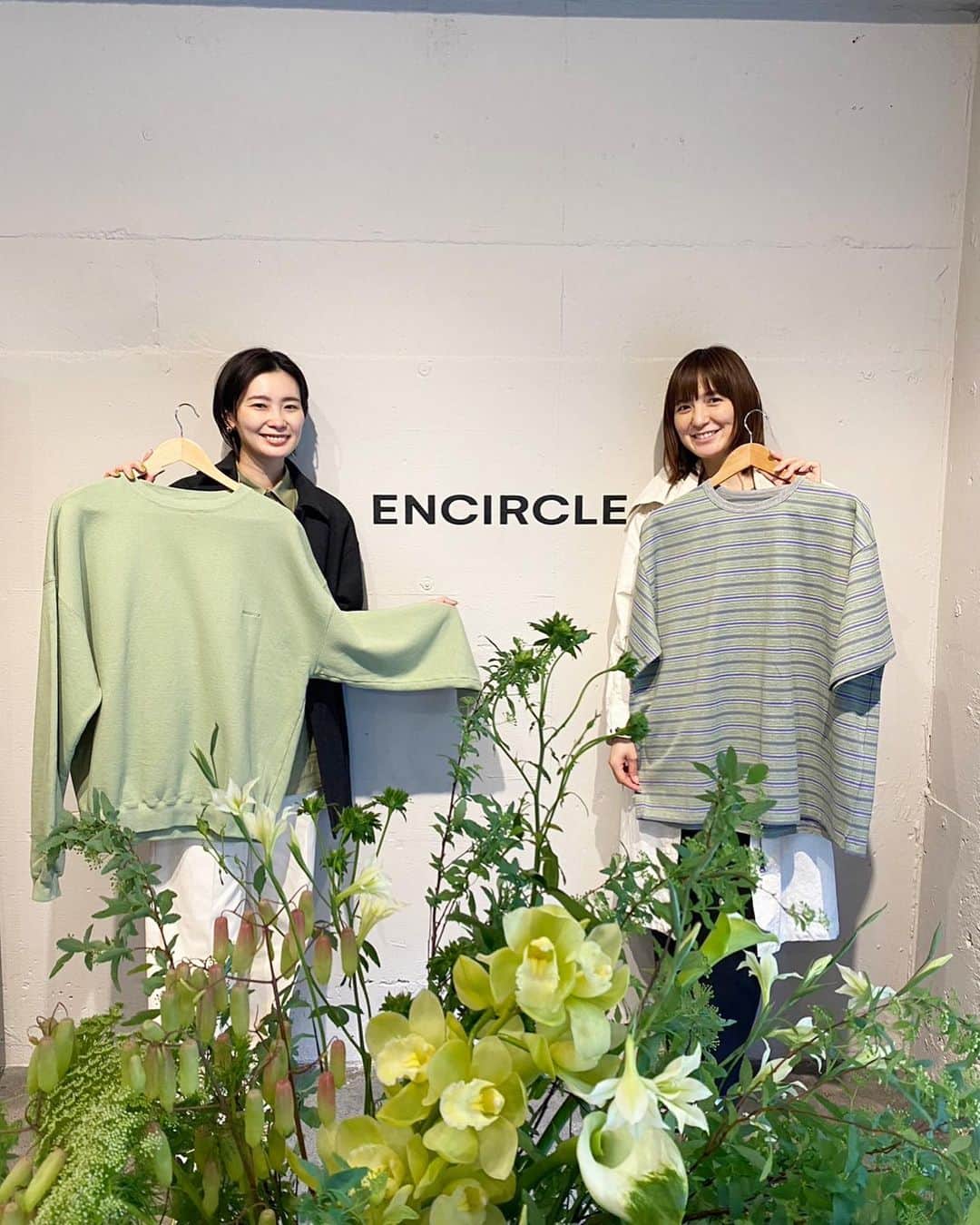 永瀬かおるのインスタグラム：「@yutaka_katagiri と 大屋夏南ちゃんのブランド "ENCIRCLE"の23SS展示会にお邪魔しました🌱 ディテールがとても綺麗✨ つるんとして春夏に着やすそうなパンツがシルエット、着心地ともに良かったー🥰  グリーンかぶりのゆたかとサクッとお茶…のつもりが 予想外の映えスポットで戸惑ったふたり😇  #encircle #展示会 #予想外の映え」
